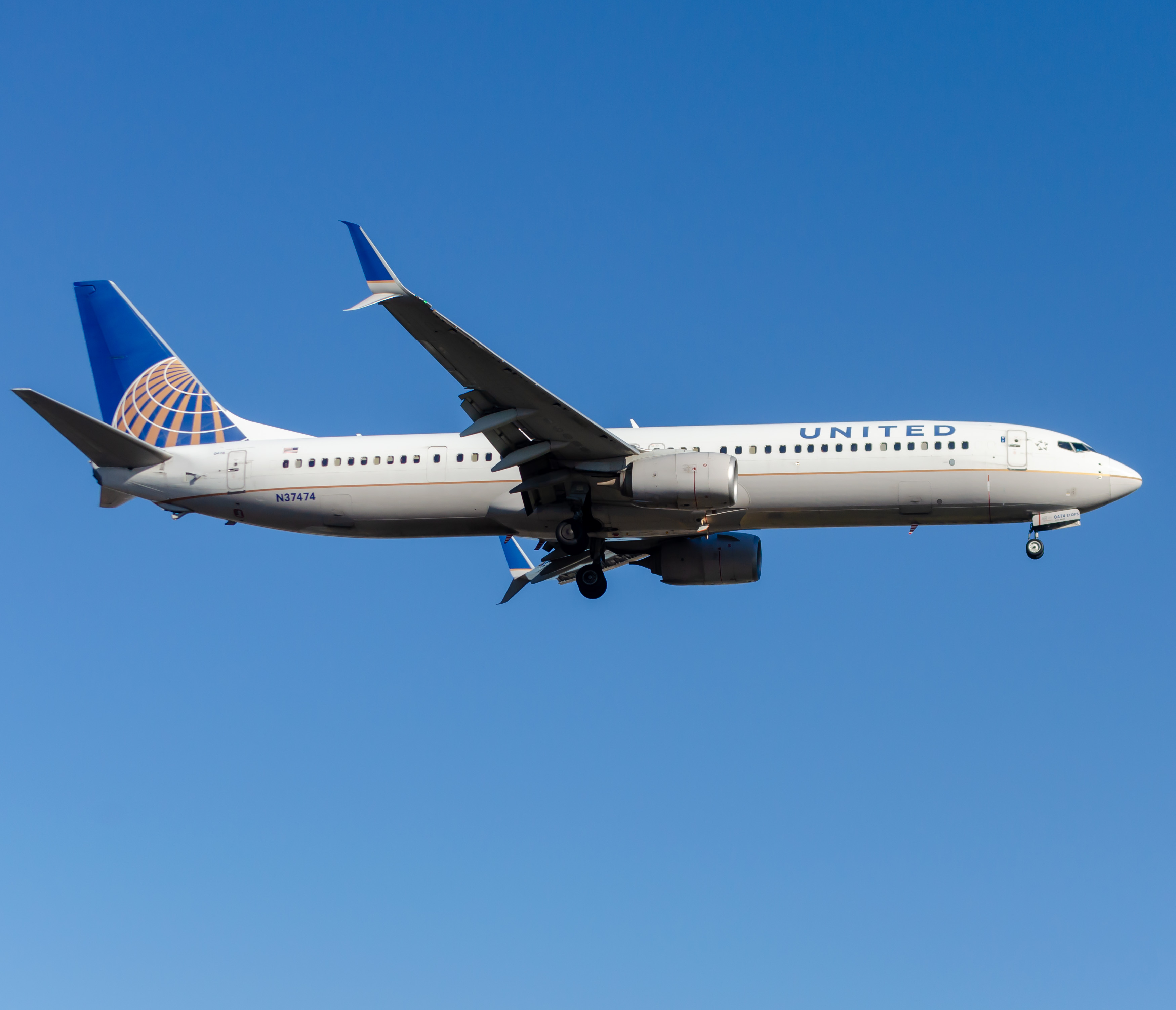 Full size: United Airlines Boeing 737-900ER N37474 at Newark Liberty International Airport