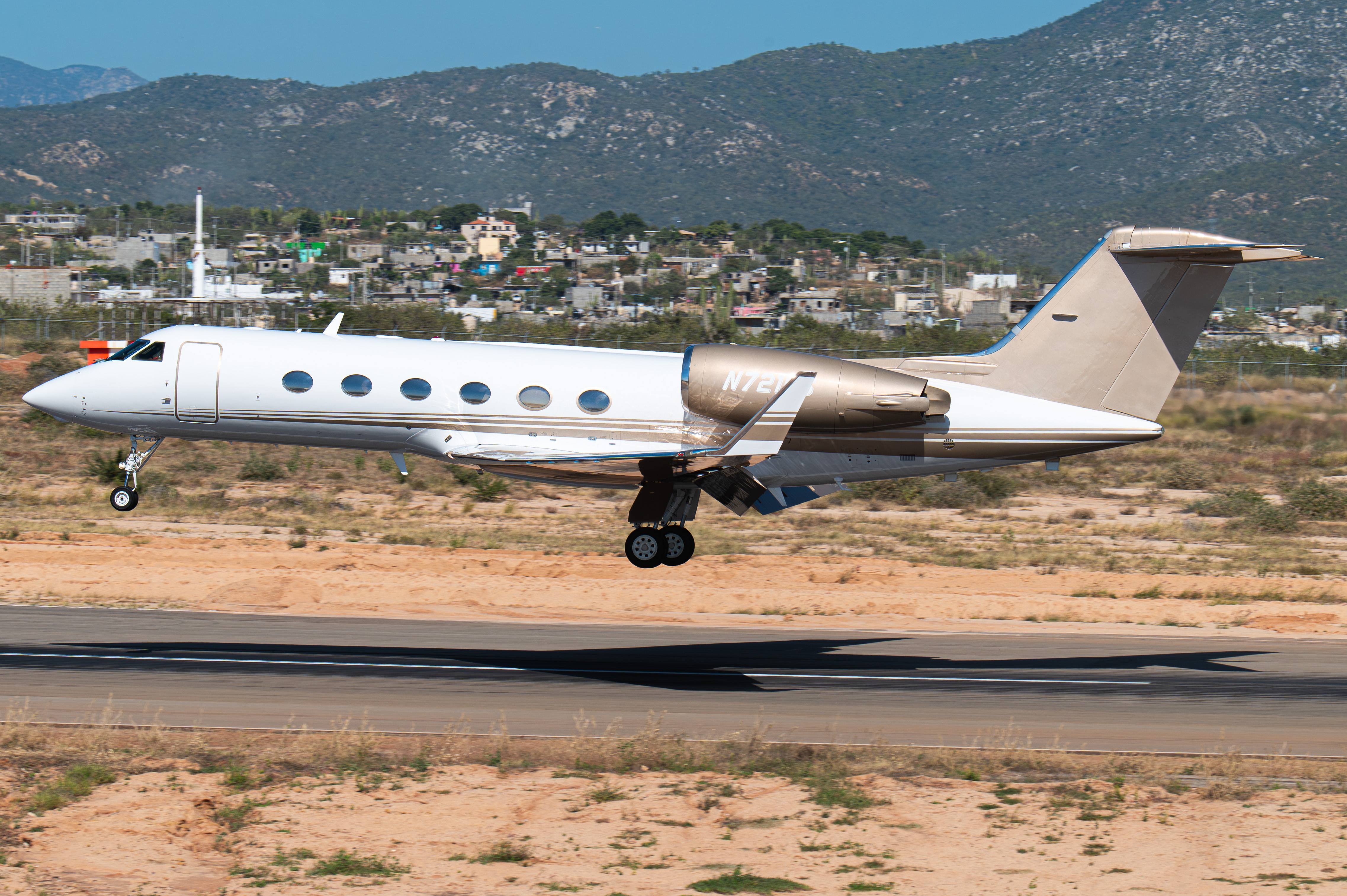 Full size: CFS Air Gulfstream IV N721BS at Aeropuerto de Cabo San Lucas Internacional