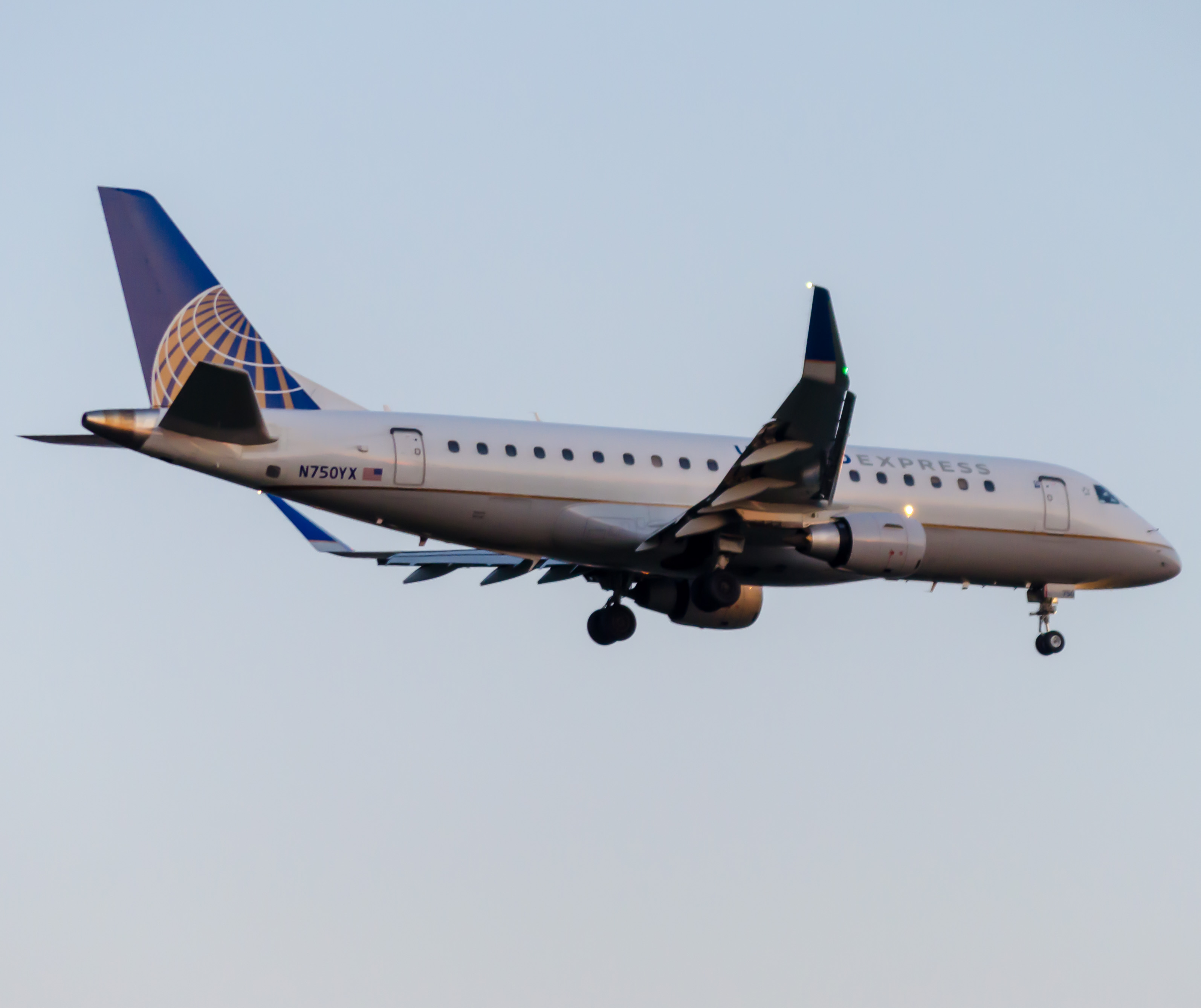 Full size: United Express Embraer E175 N750YX at Newark Liberty International Airport