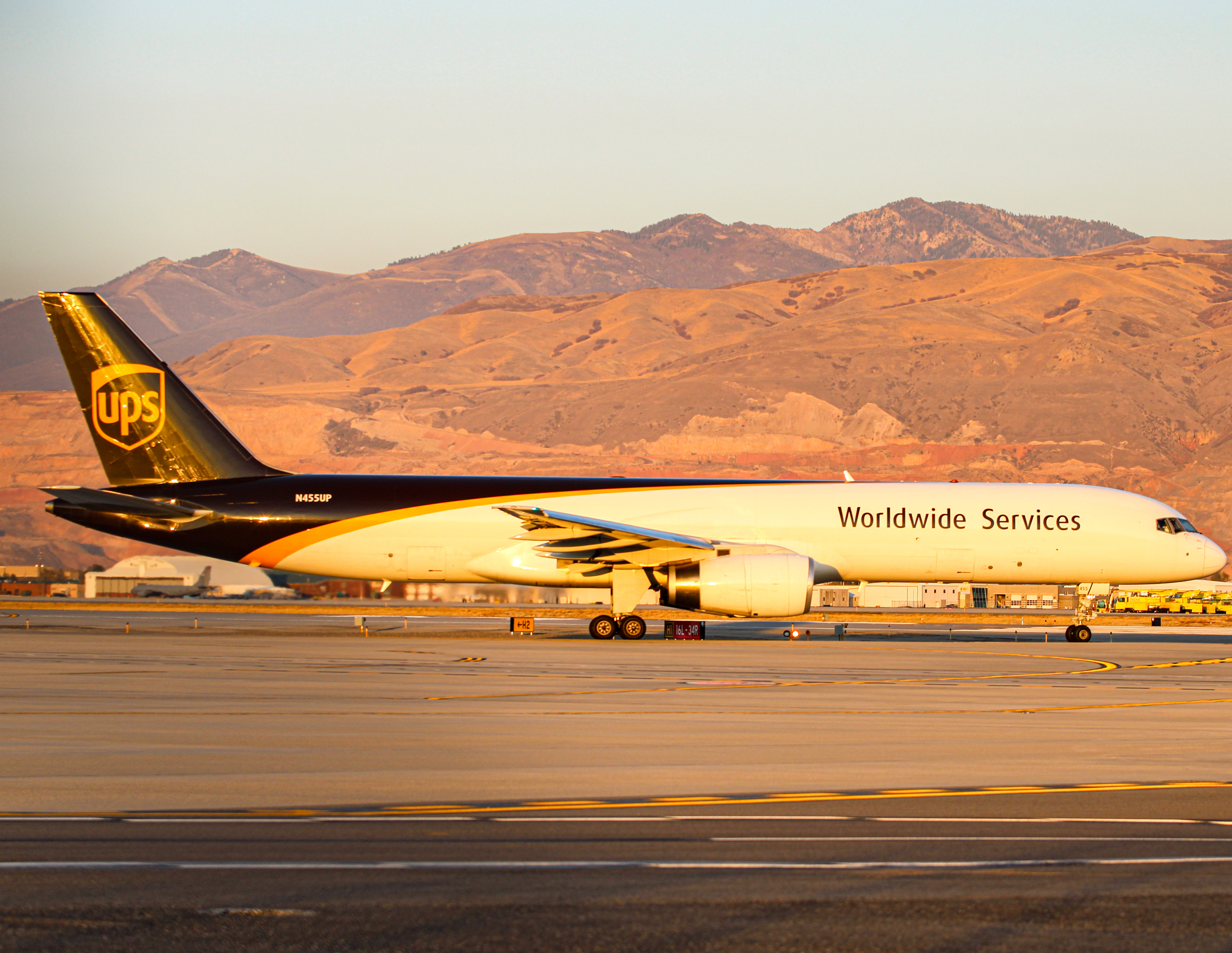 Full size: United Parcel Service Boeing 757-200F N455UP at Salt Lake City International Airport