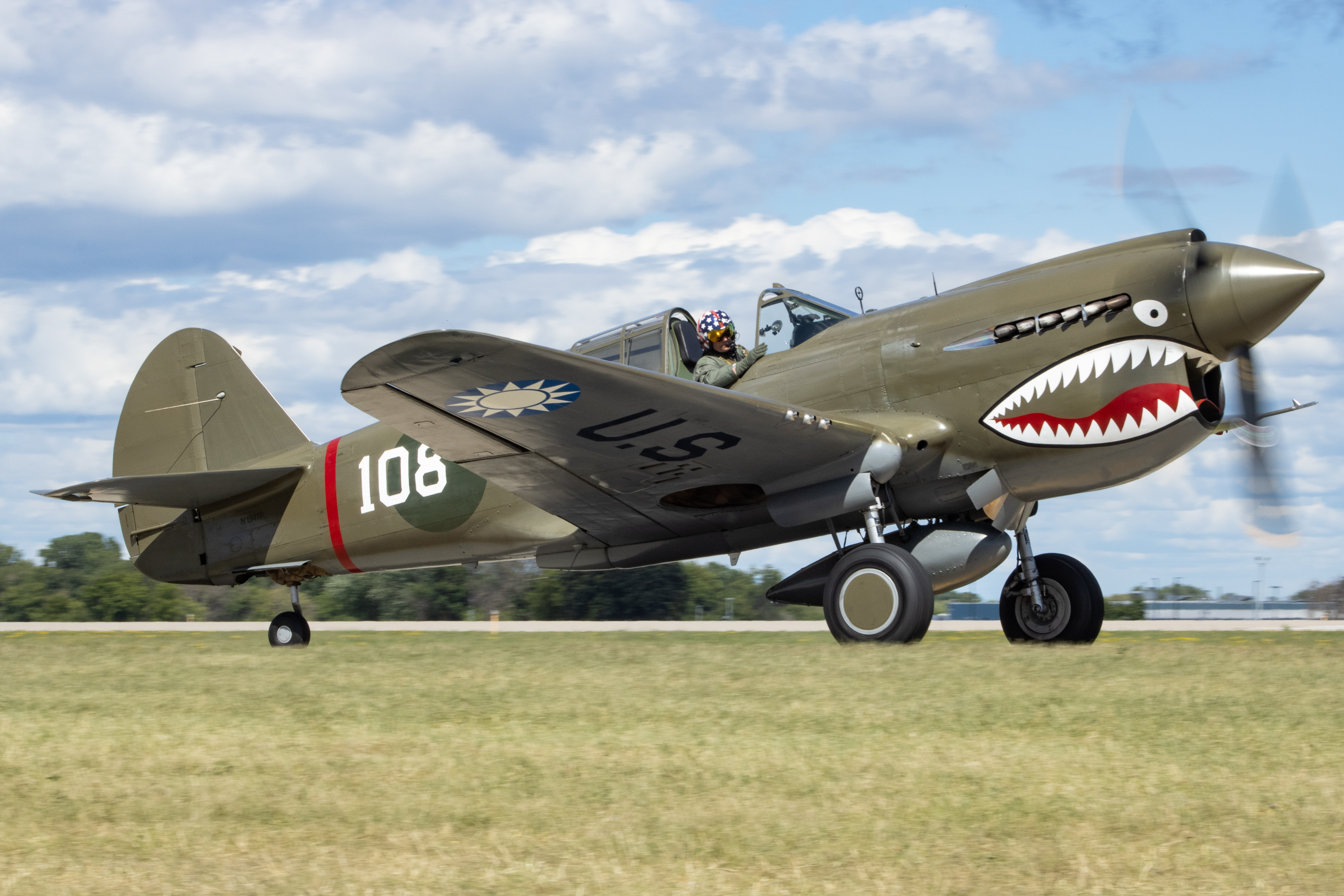 Full size: PRIVATE Curtiss P-40 Warhawk N194IP at Wittman Regional Airport