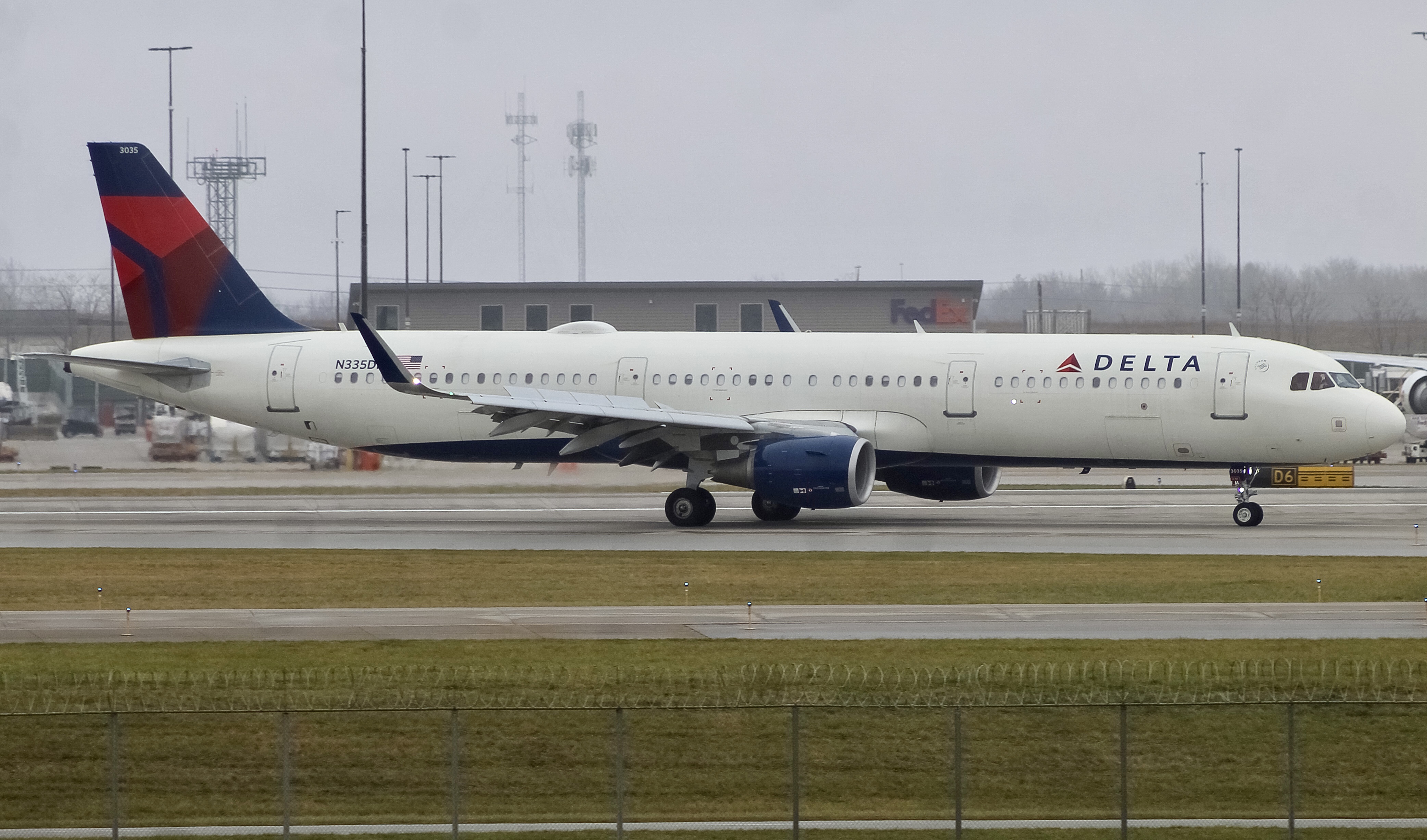 Full size: Delta Airlines A321-211 N335DN at Indianapolis International Airport