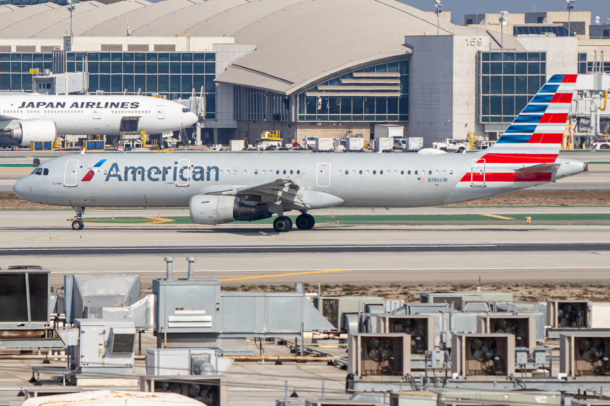 Full size: American Airlines Airbus A321-200 N196UW at Los Angeles International Airport