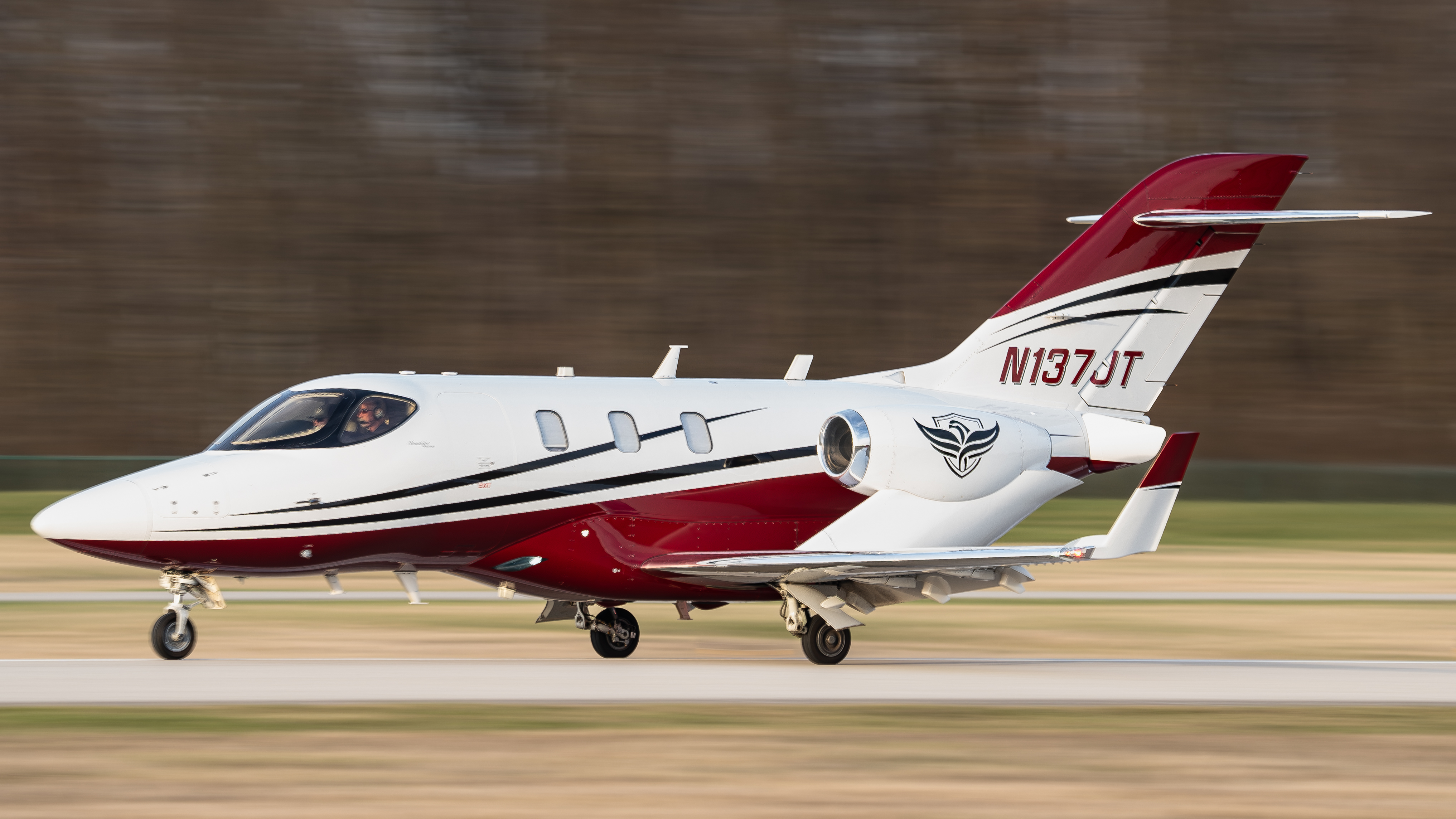 Full size: PRIVATE Honda HA-420 HondaJet N137JT at Delaware Municipal Airport