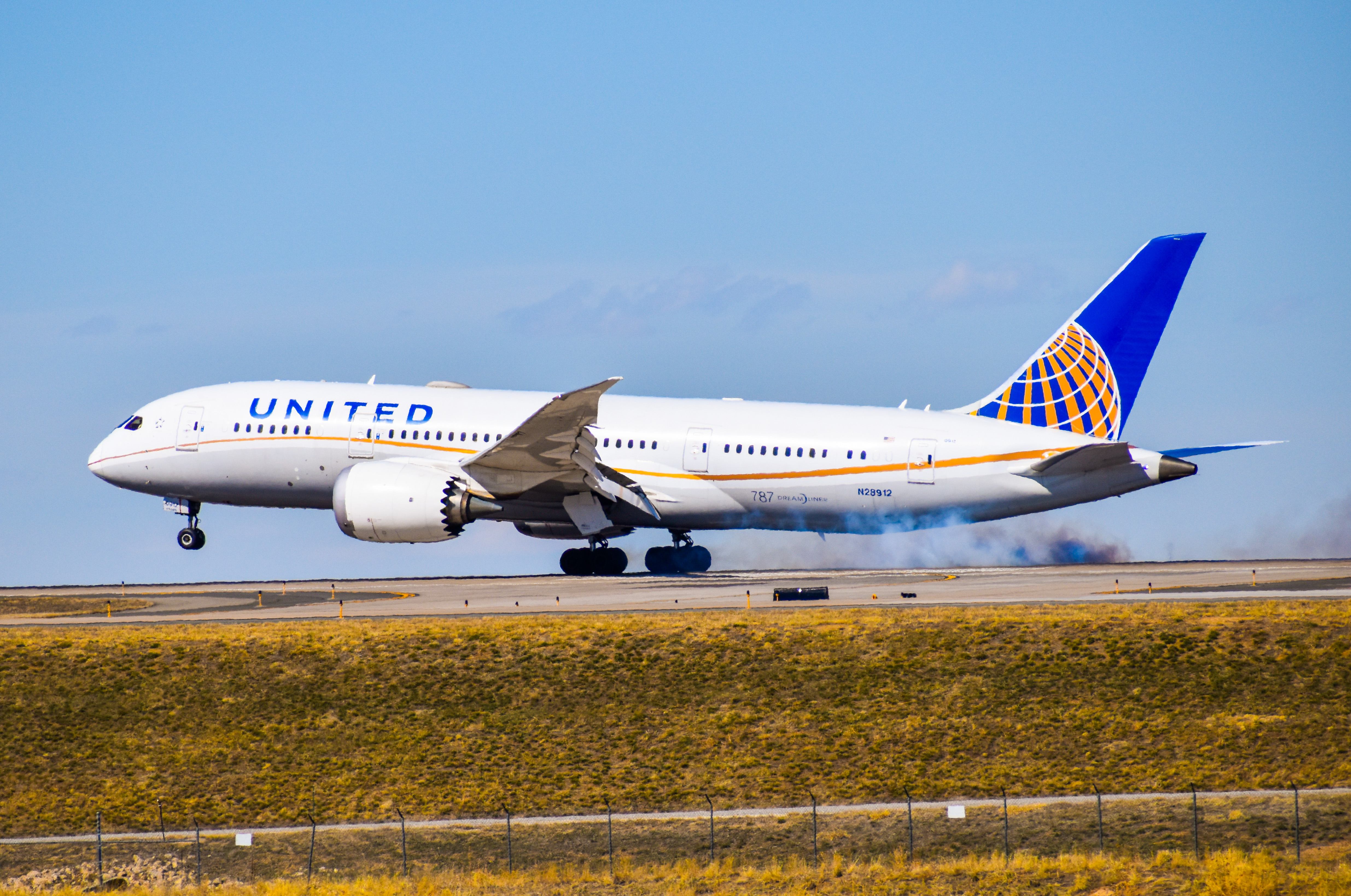 Full size: United Airlines Boeing 787-8 N28912 at Denver International Airport