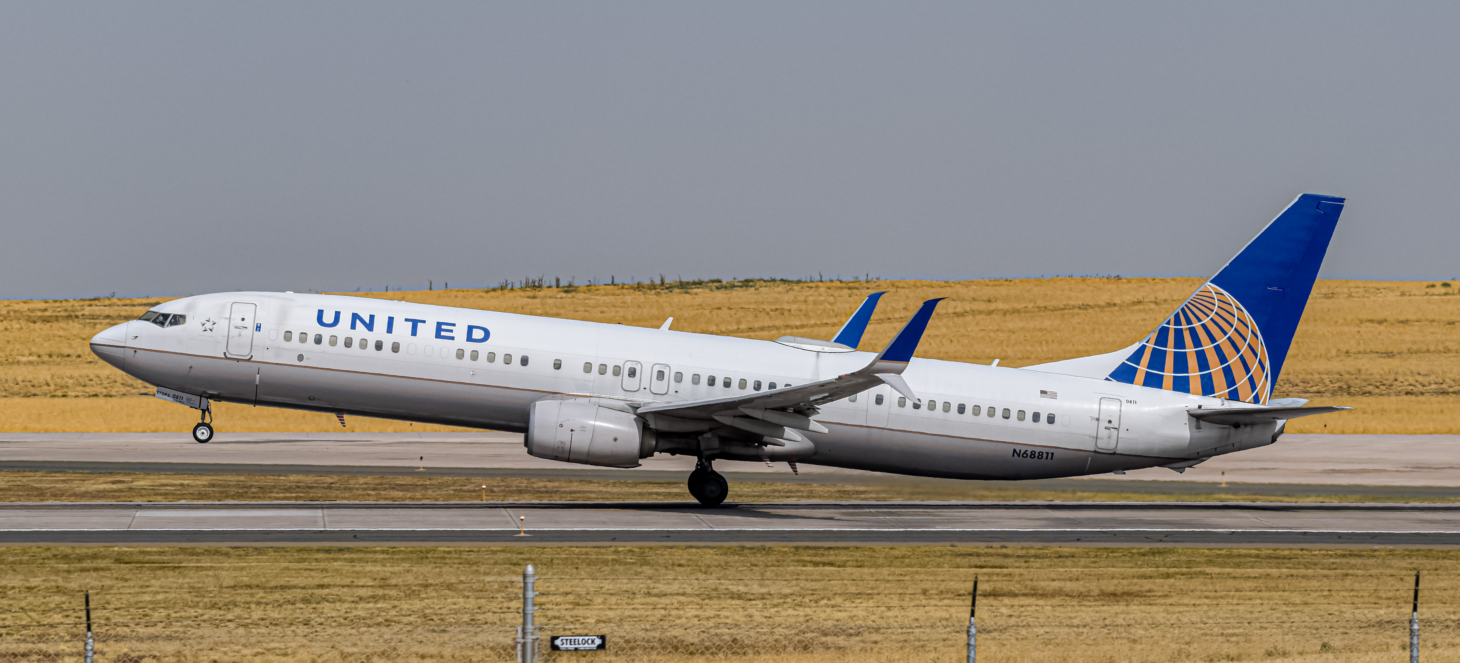 Full size: United Airlines Boeing 737-900 N68811 at Denver International Airport