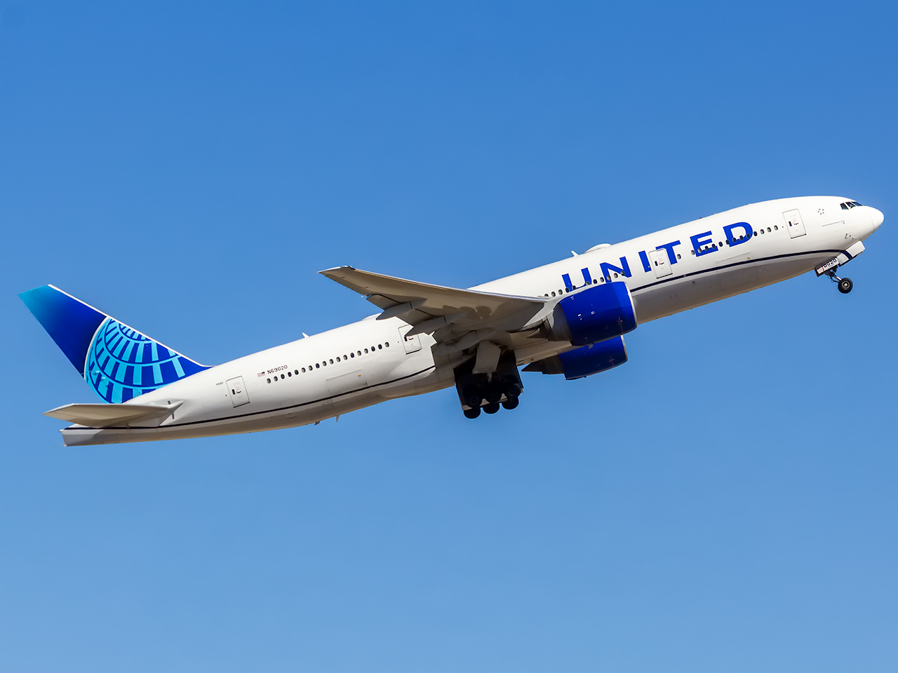 Full size: United Airlines Boeing 777-200ER N69020 at Houston-George Bush Intercontinental Airport