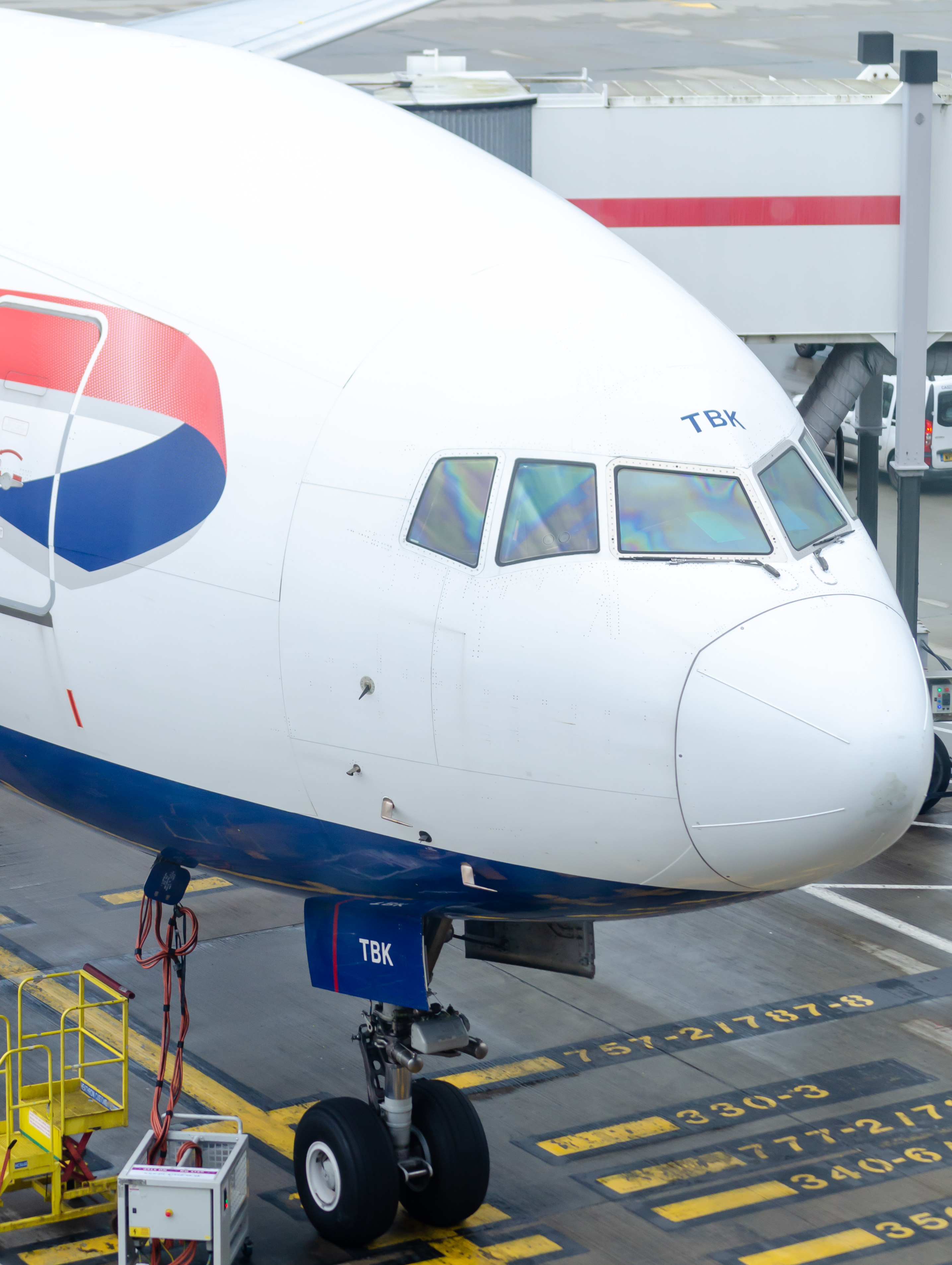 Full size: British Airways Boeing 777-300ER G-STBK  at London Heathrow International Airport