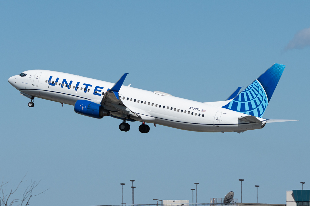 Full size: United Airlines Boeing 737-800 N73270 at Chicago O'Hare International Airport