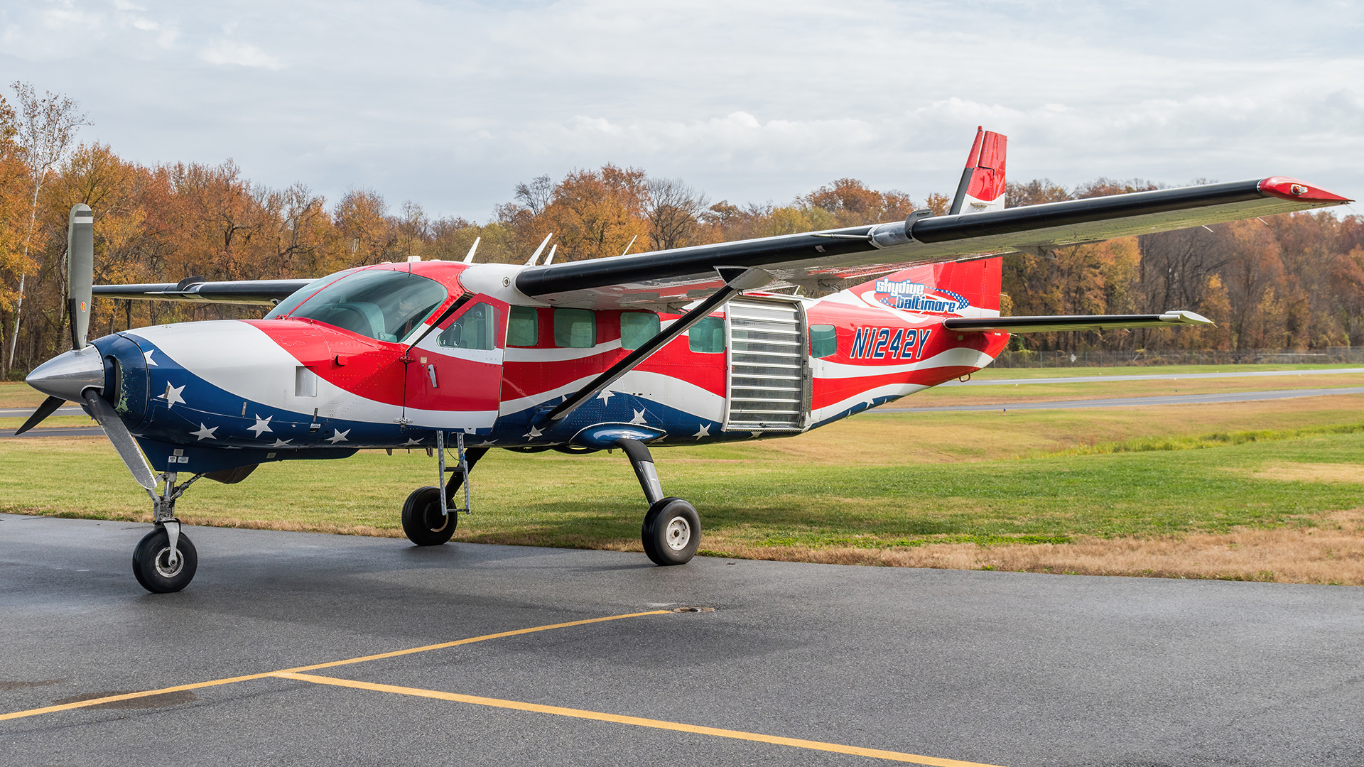 Full size: Skydive Baltimore Cessna 208 Grand Caravan N1242Y at College Park Airport