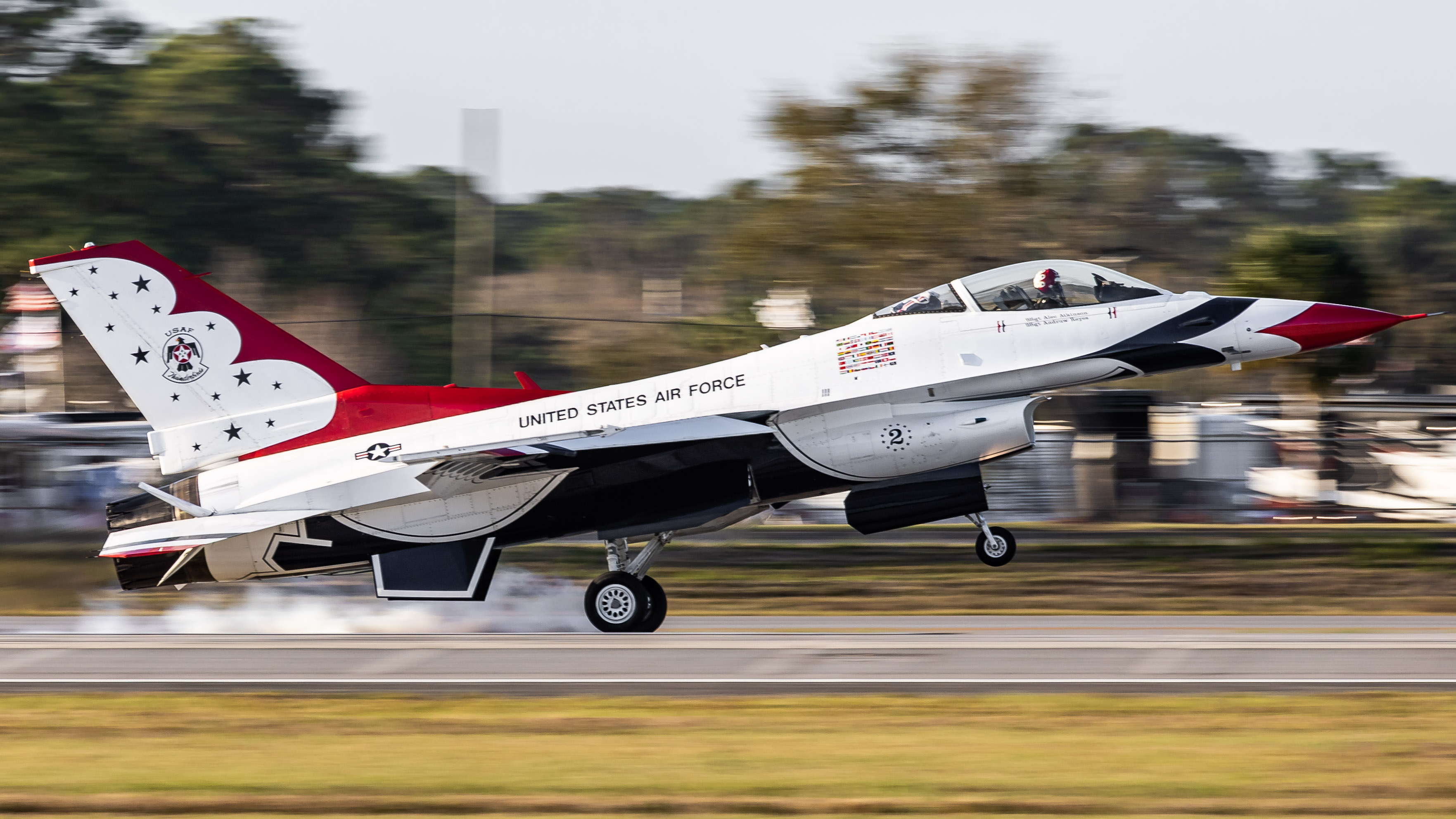 Full size: USAF - United States Air Force General Dynamics F-16 Fighting Falcon THUNDERBIRD 2 at Daytona Beach International Airport