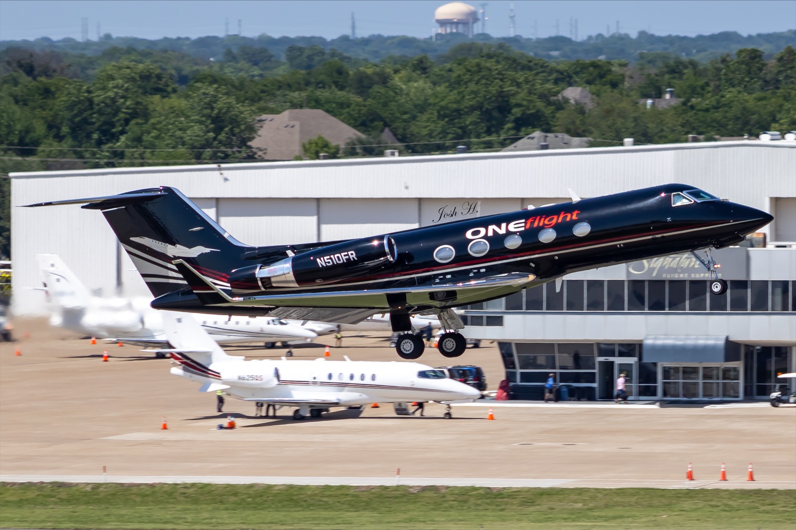 Full size: ONEflight International Gulfstream III N510FR at Dallas Love Field Airport