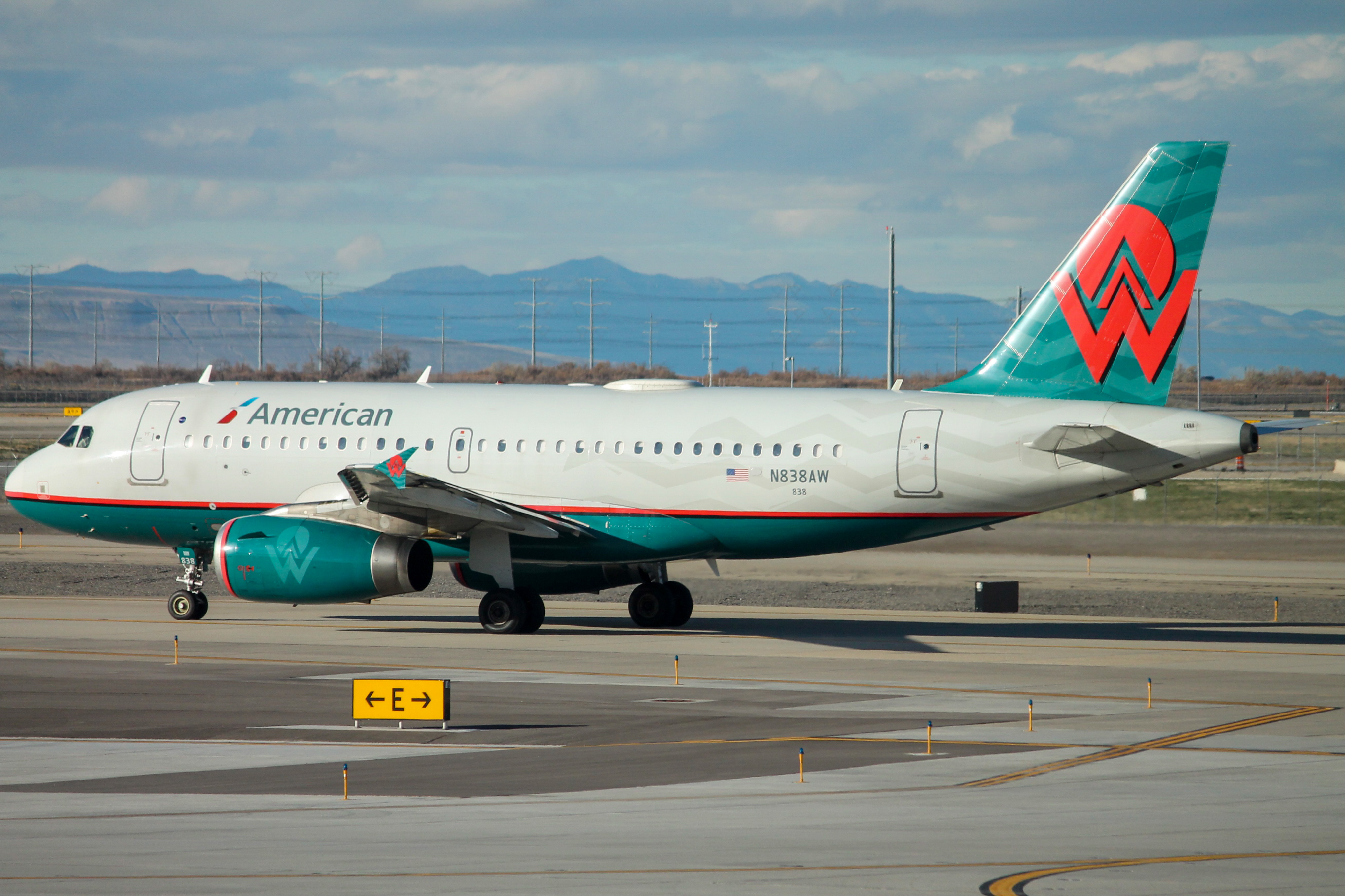 Full size: American Airlines Airbus A319 N838AW at Salt Lake City International Airport