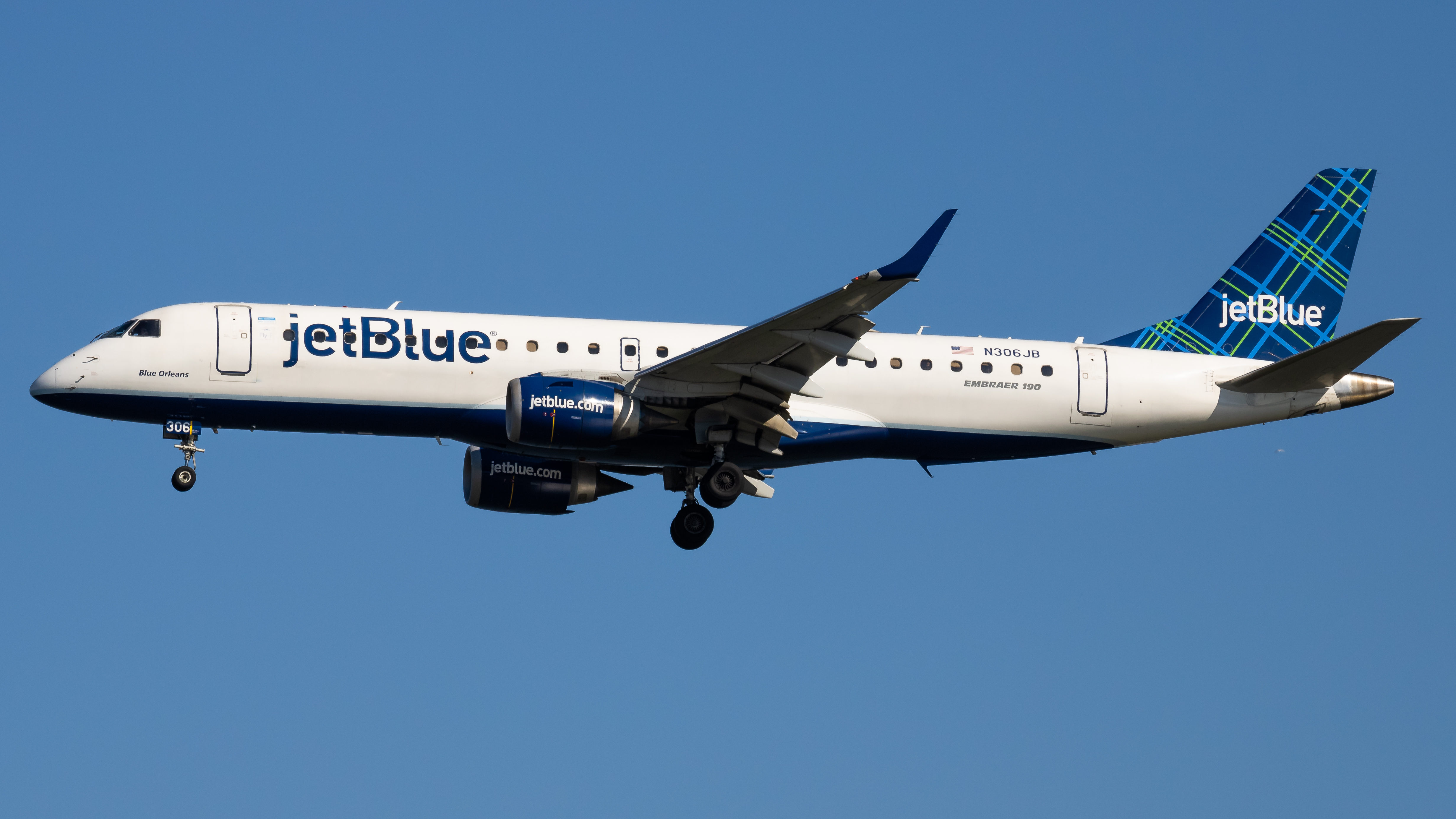 Full size: JetBlue Airways Embraer E190 N306JB at Ronald Reagan National Airport