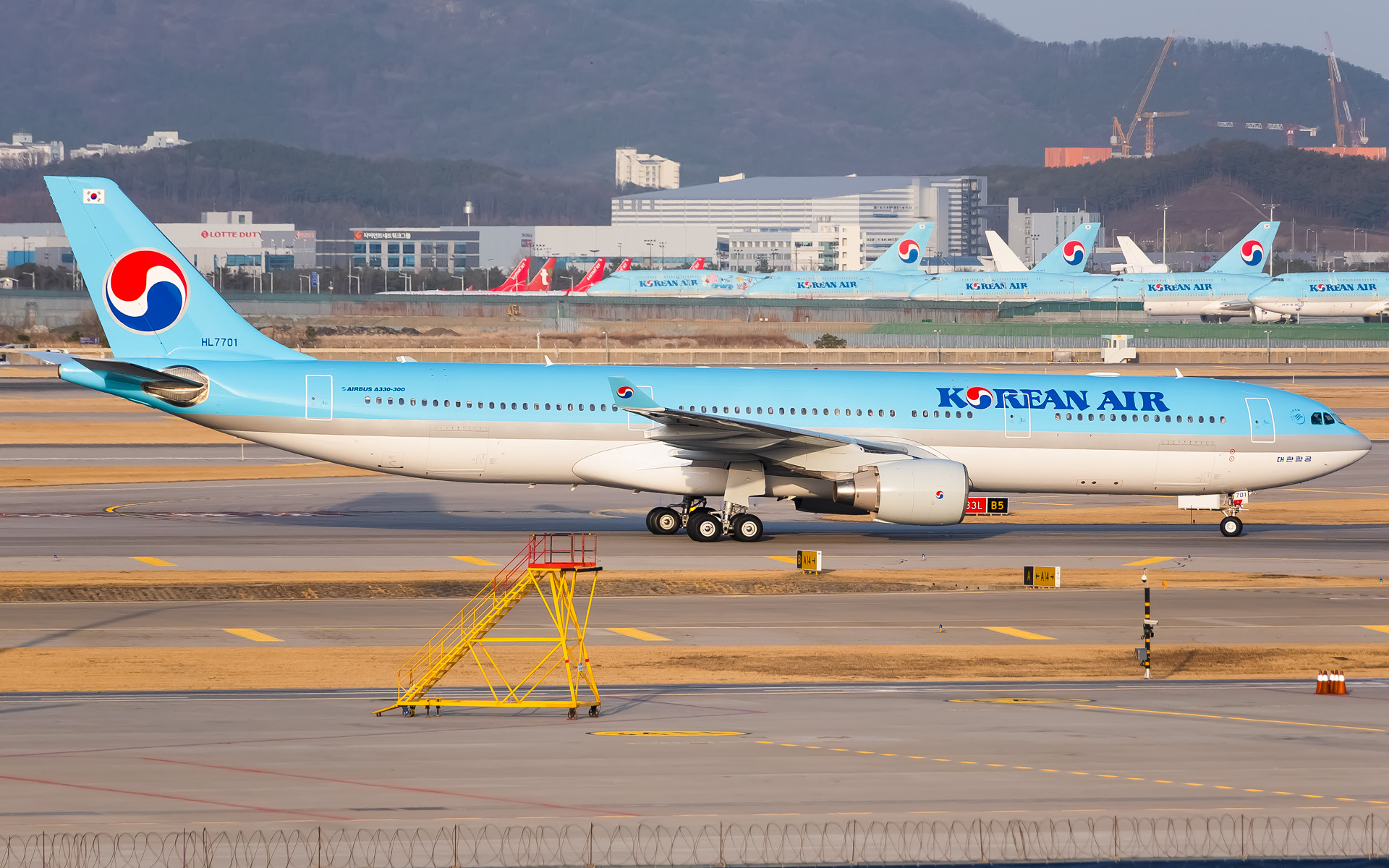 Full size: Korean Air Airbus A330-300 HL7701 at Seoul-Incheon International Airport