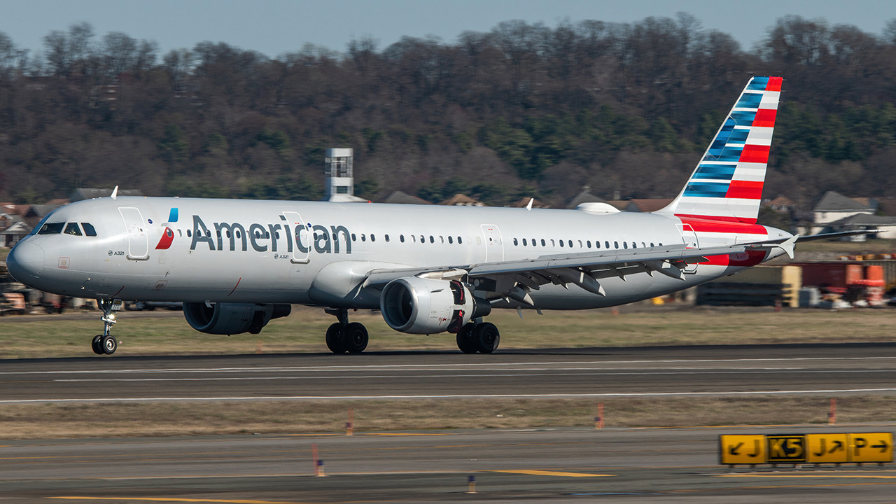 Full size: American Airlines Airbus A321-200 N170US at Ronald Reagan National Airport