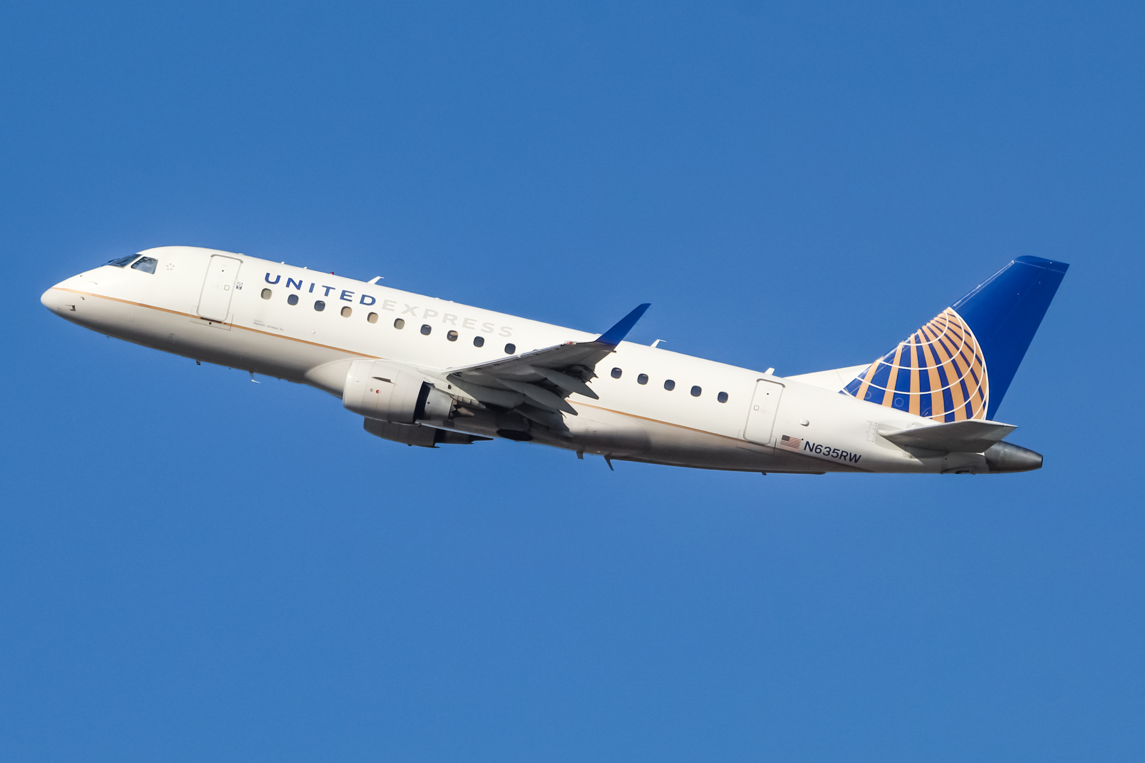 Full size: United Express Embraer E170 N635RW at Newark Liberty International Airport