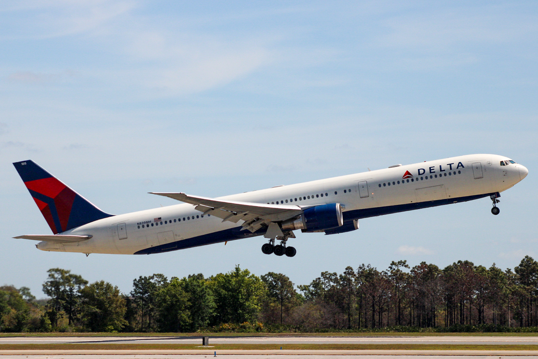 Full size: Delta Airlines Boeing 767-400 N839MH at Orlando International Airport