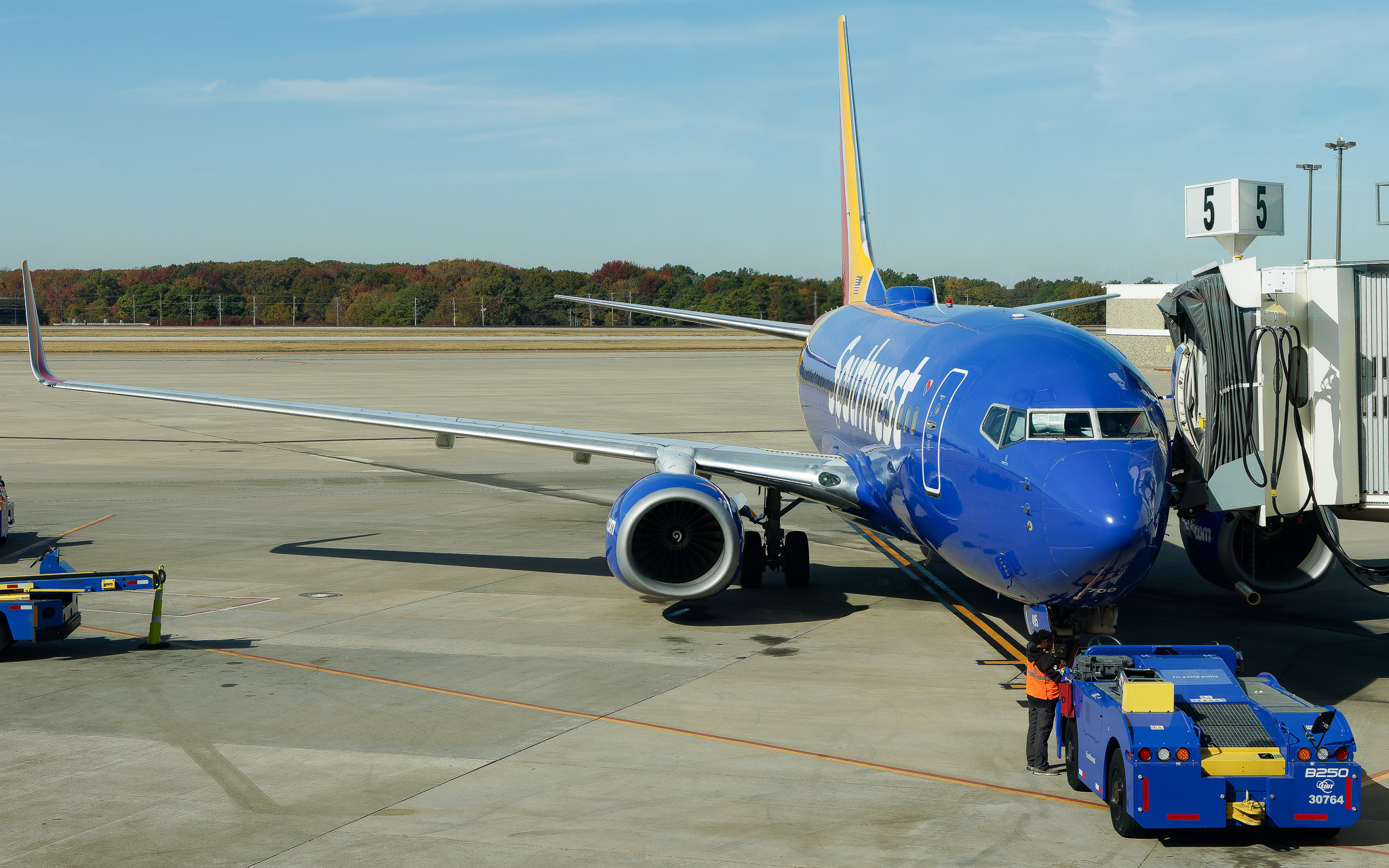 Full size: Southwest Airlines Boeing 737-700 N495WN at Memphis International Airport