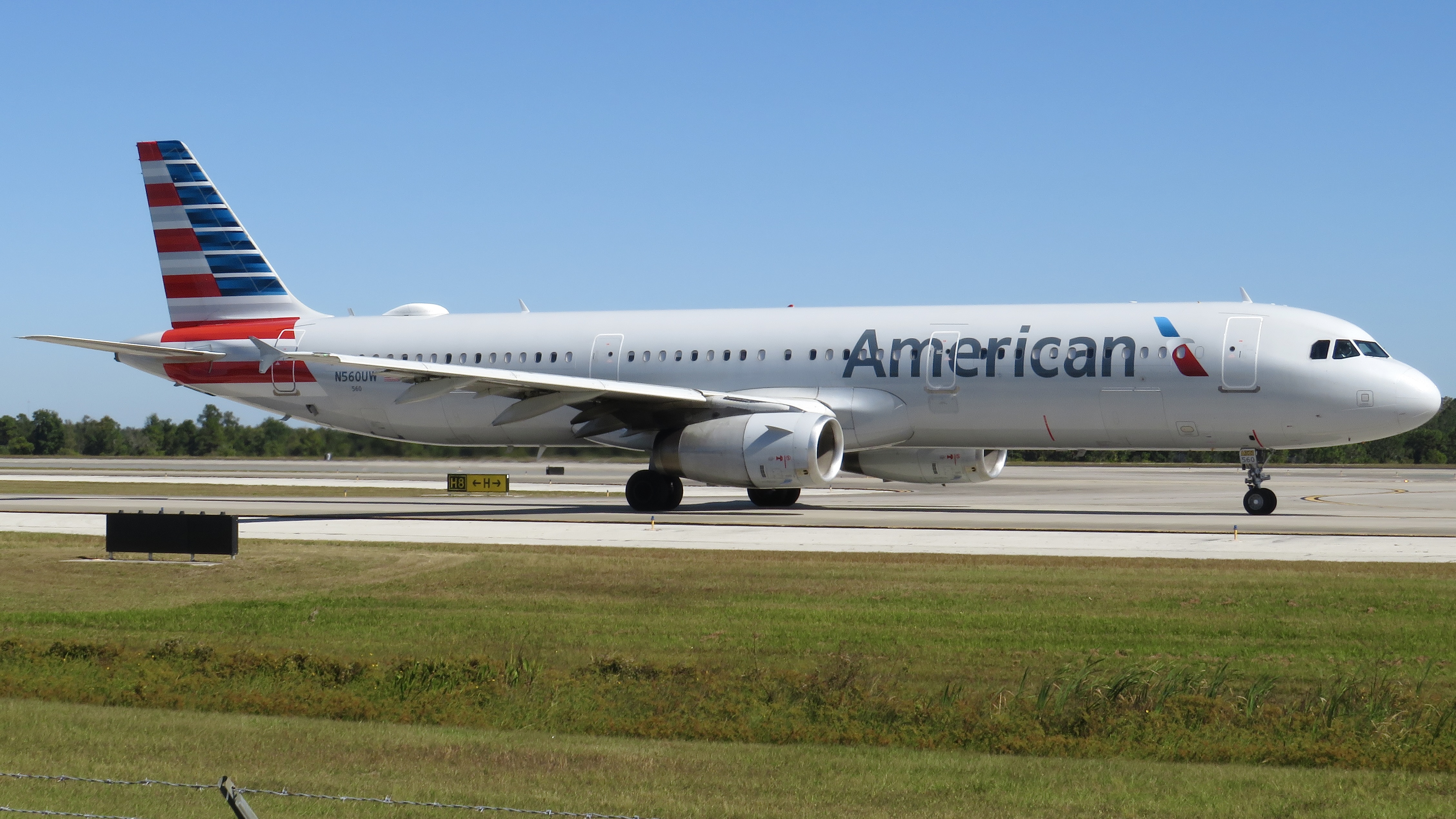 Full size: American Airlines Airbus A321-200 N560UW at Orlando International Airport