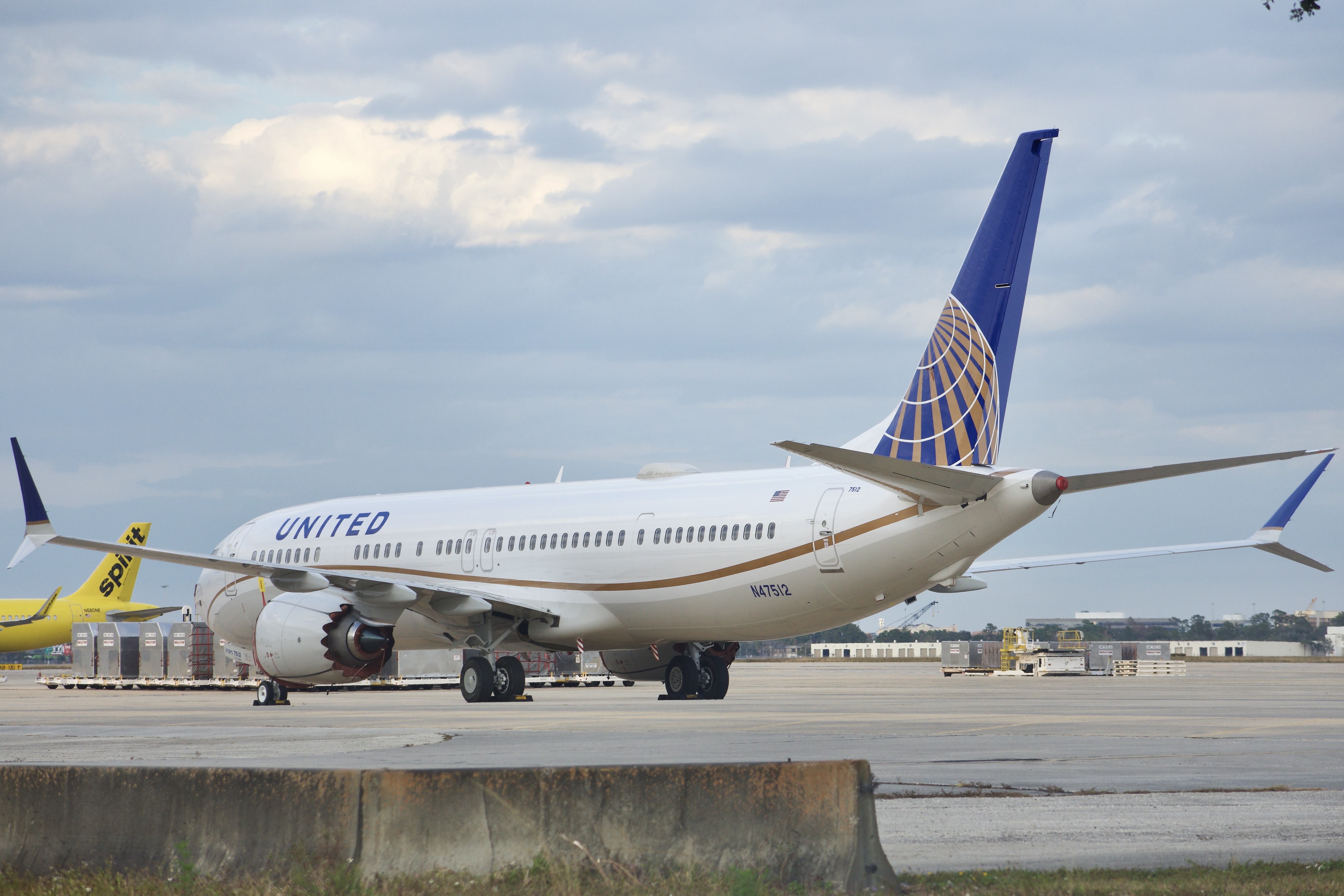 Full size: United Airlines Boeing 737 MAX 9 N47512 at Orlando International Airport
