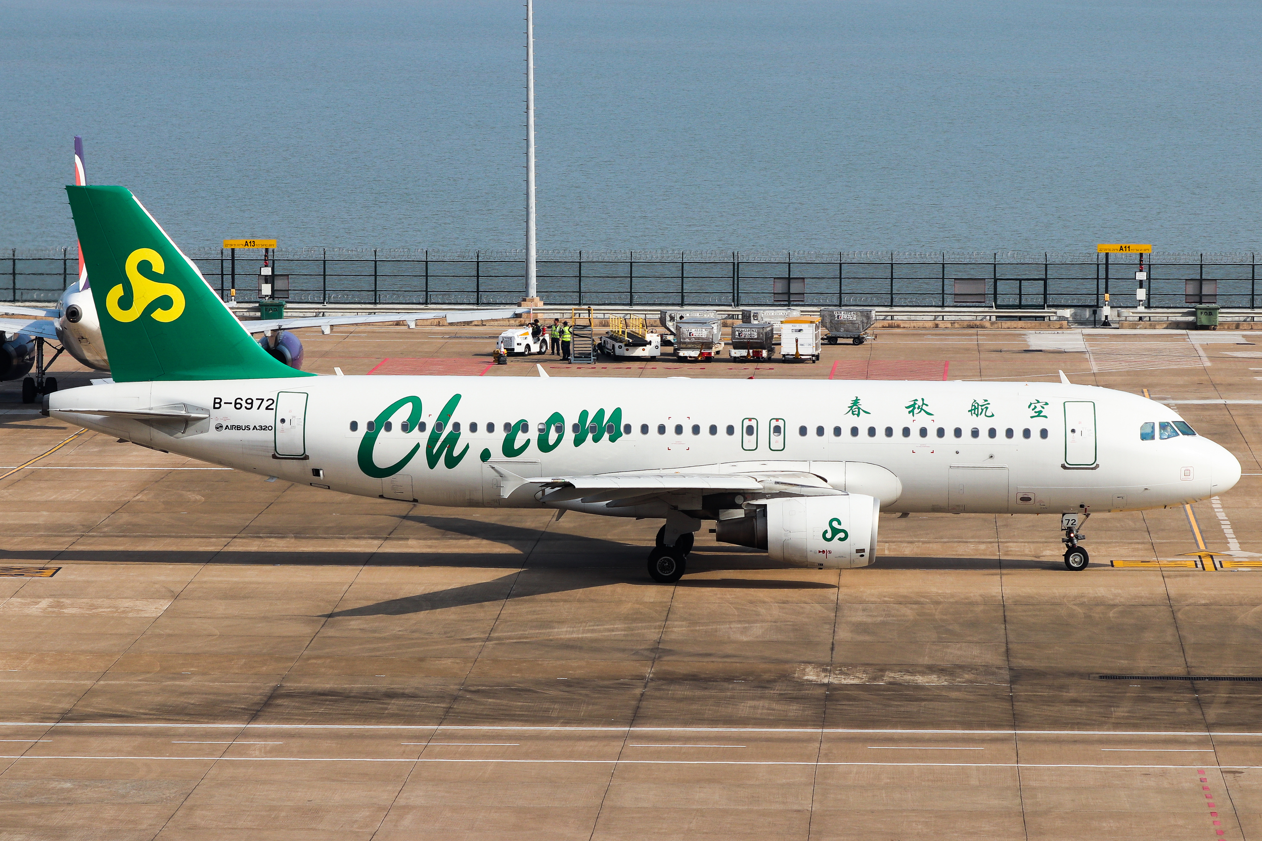 Full size: Spring Airlines Airbus A320 B-6872 at Macau International Airport