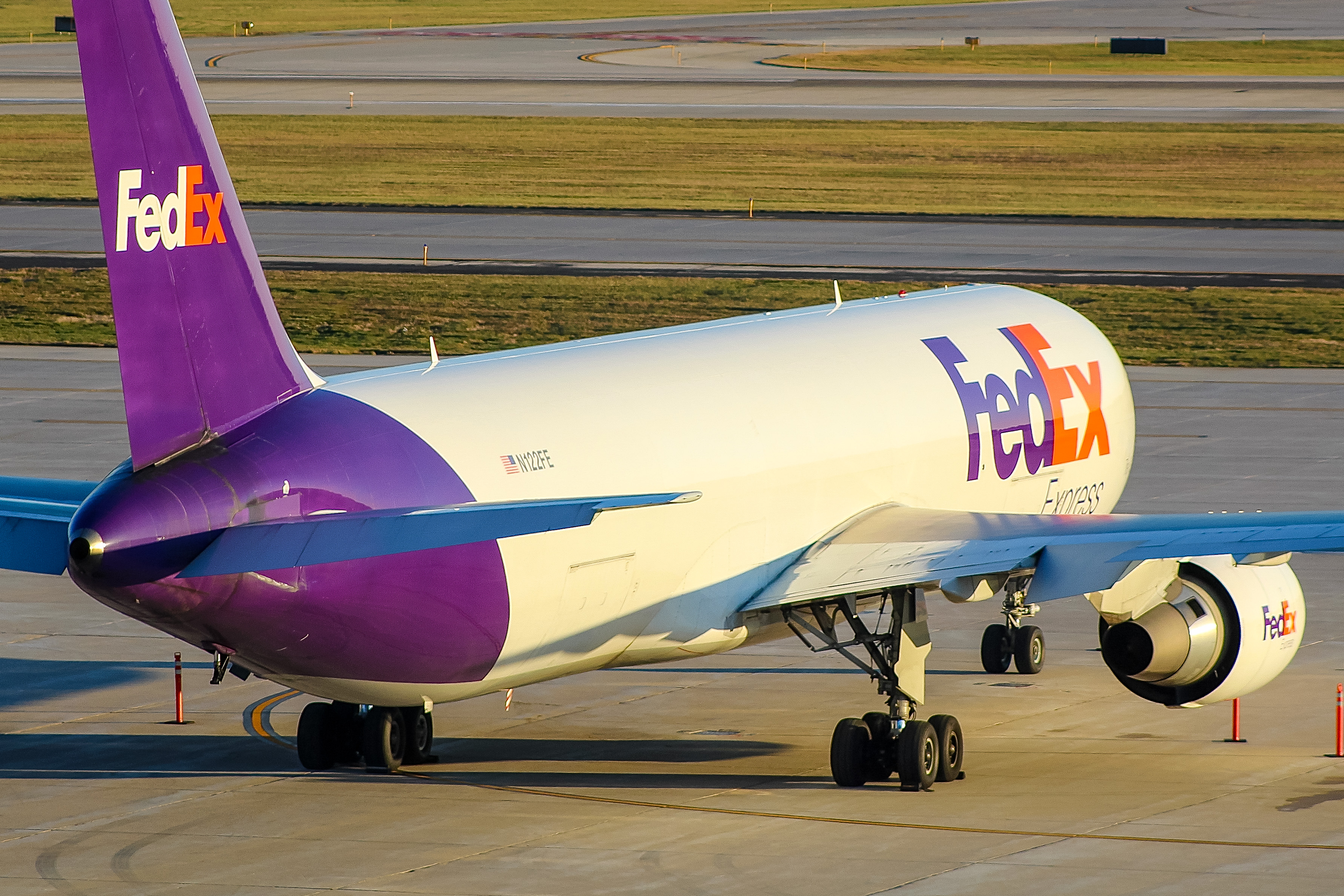 Full size: FedEx Boeing 767-300F N122FE at General Mitchell International Airport
