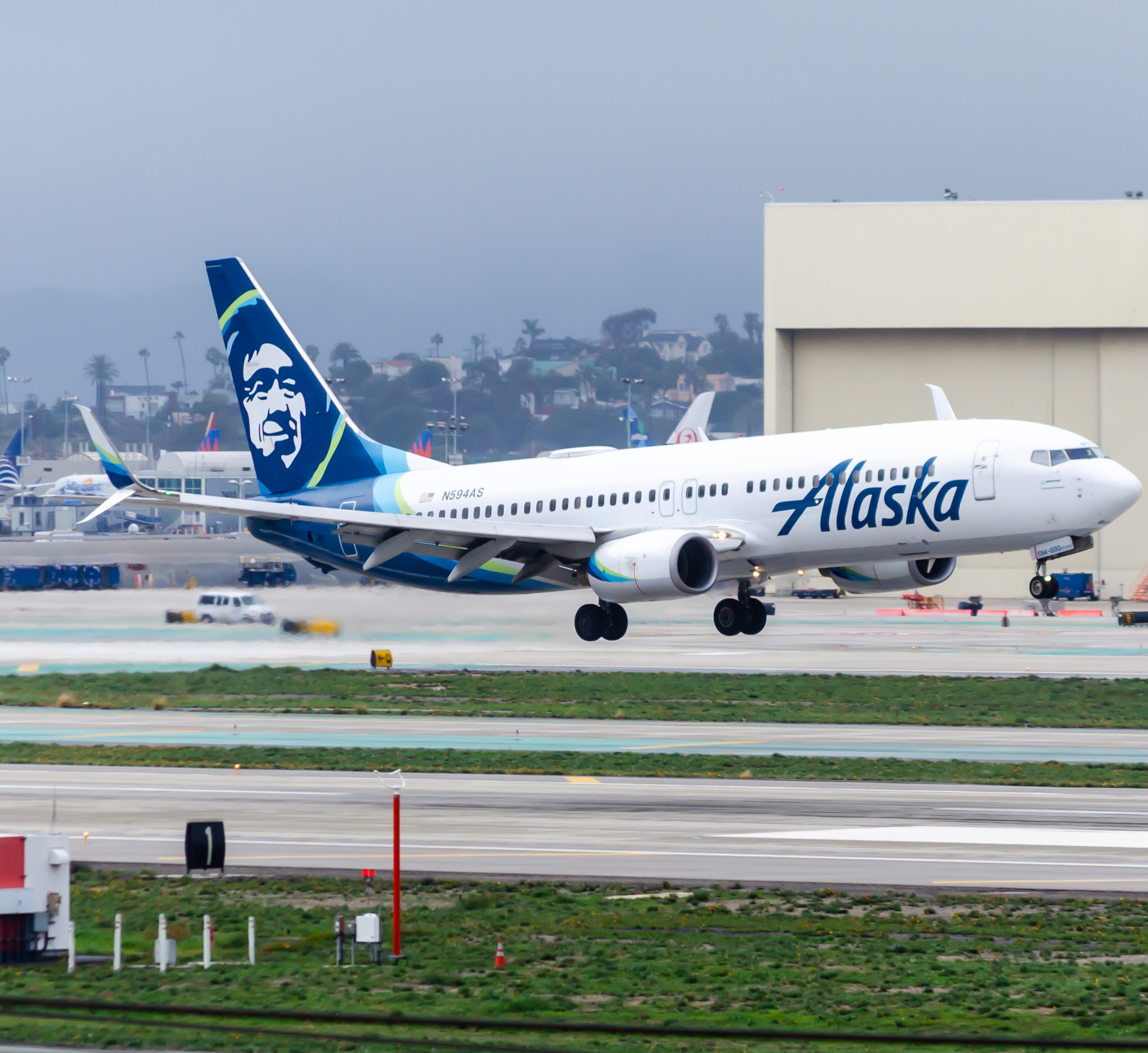 Full size: Alaska Airlines Boeing 737-800 N594AS at Los Angeles International Airport