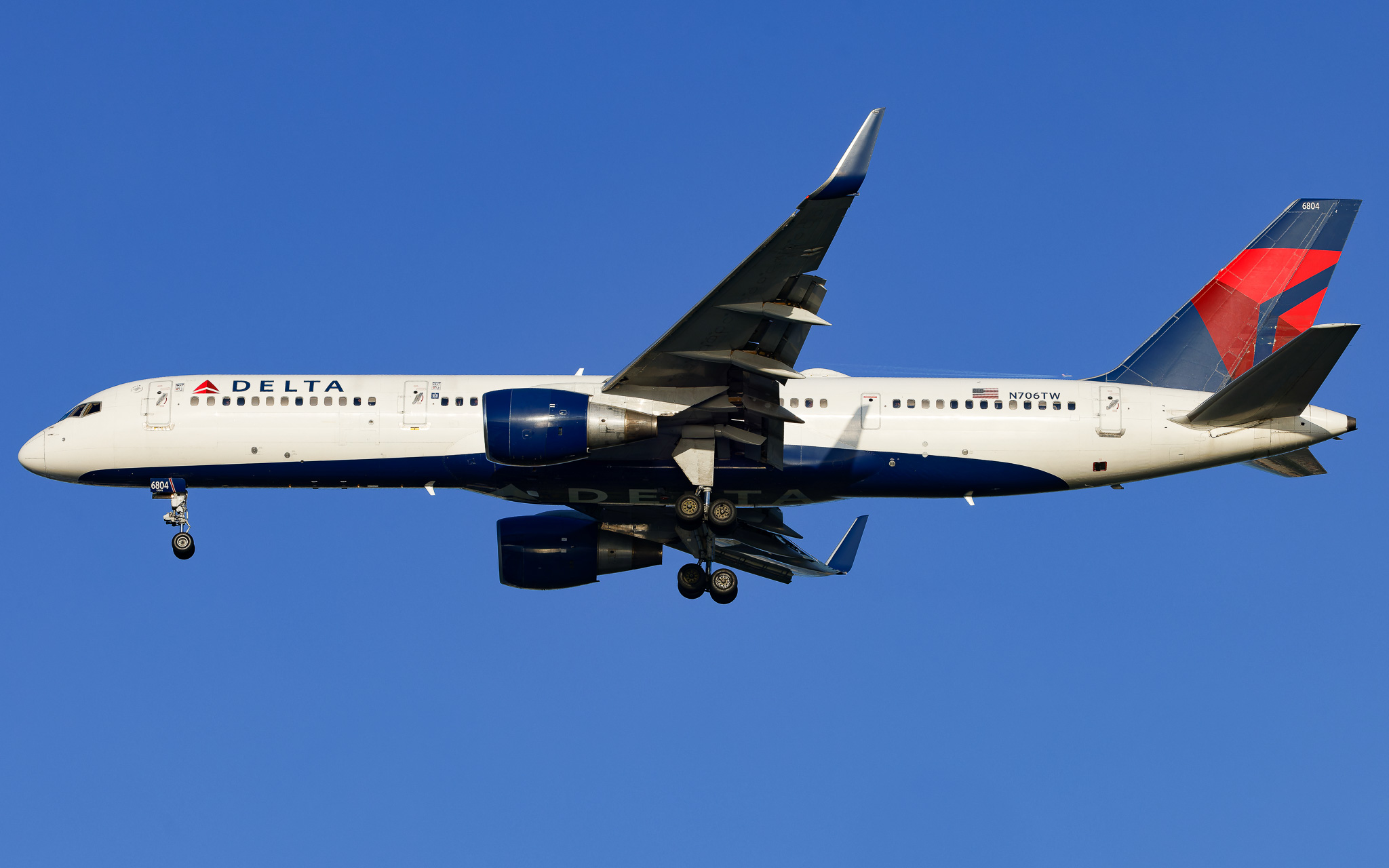 Full size: Delta Airlines Boeing 757-200 N706TW at Tampa International Airport