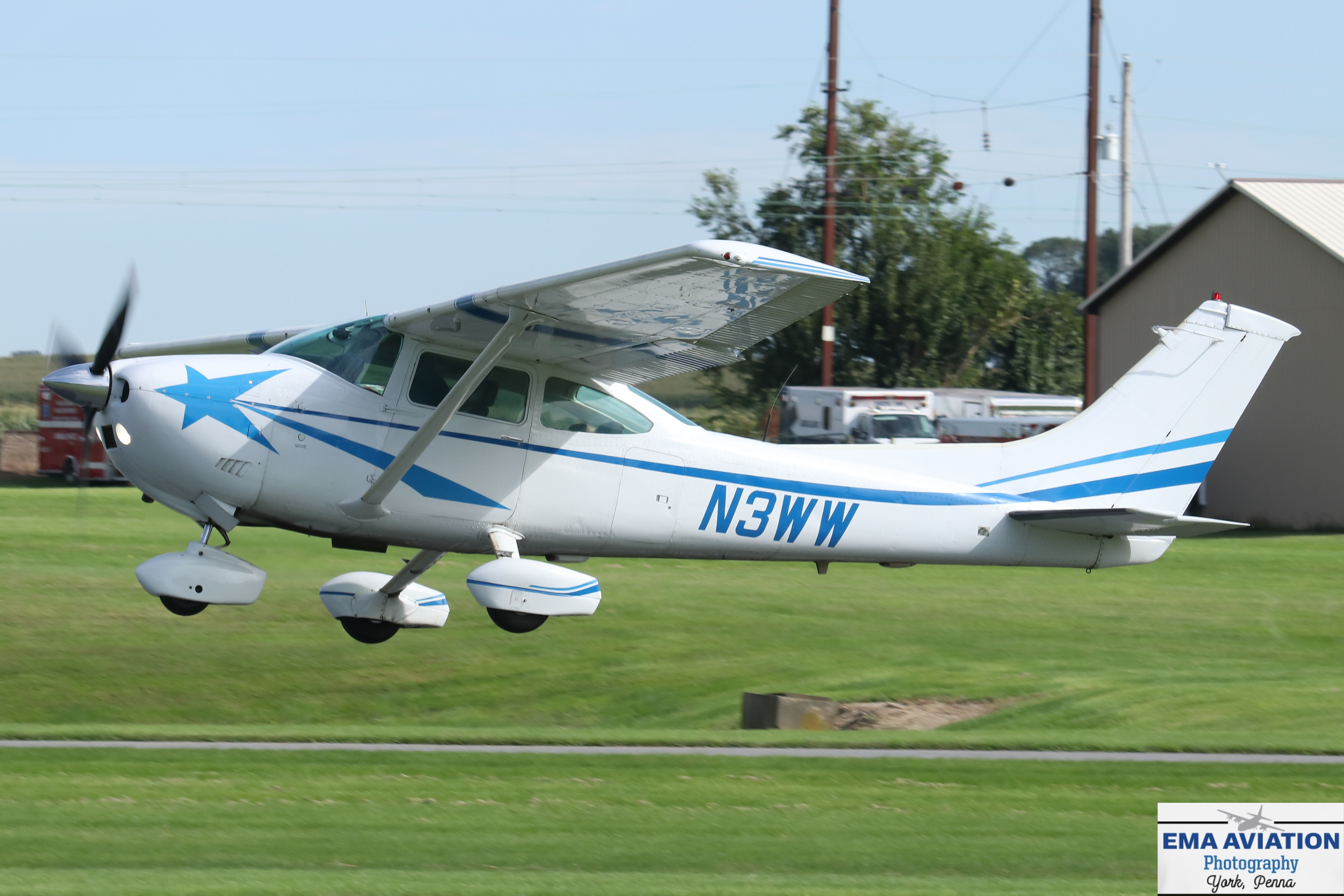 Full size: PRIVATE Cessna 182 Skylane N3WW at Smoketown Airport