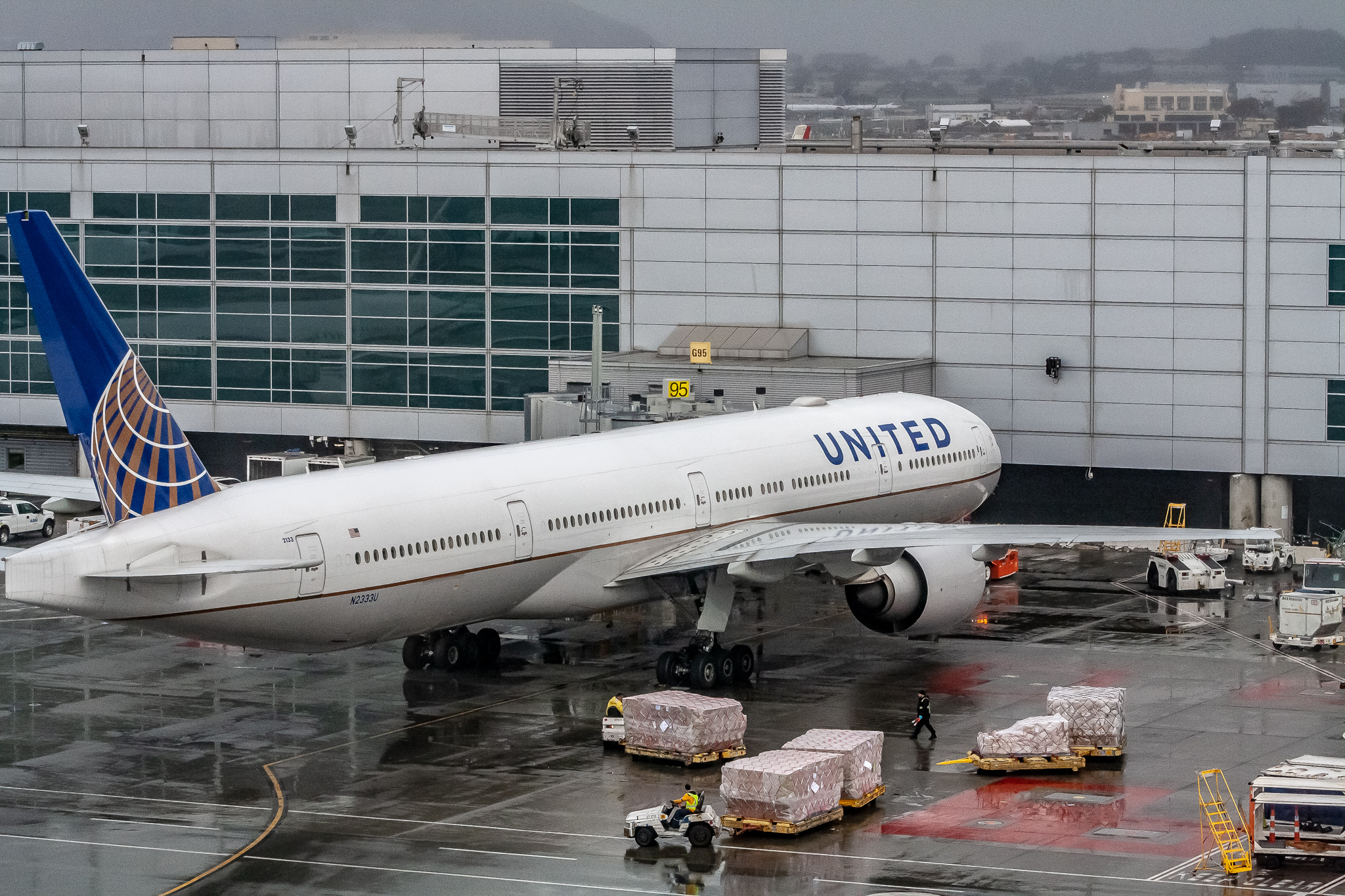 Full size: United Airlines Boeing 777-300ER N2333U at San Francisco International Airport