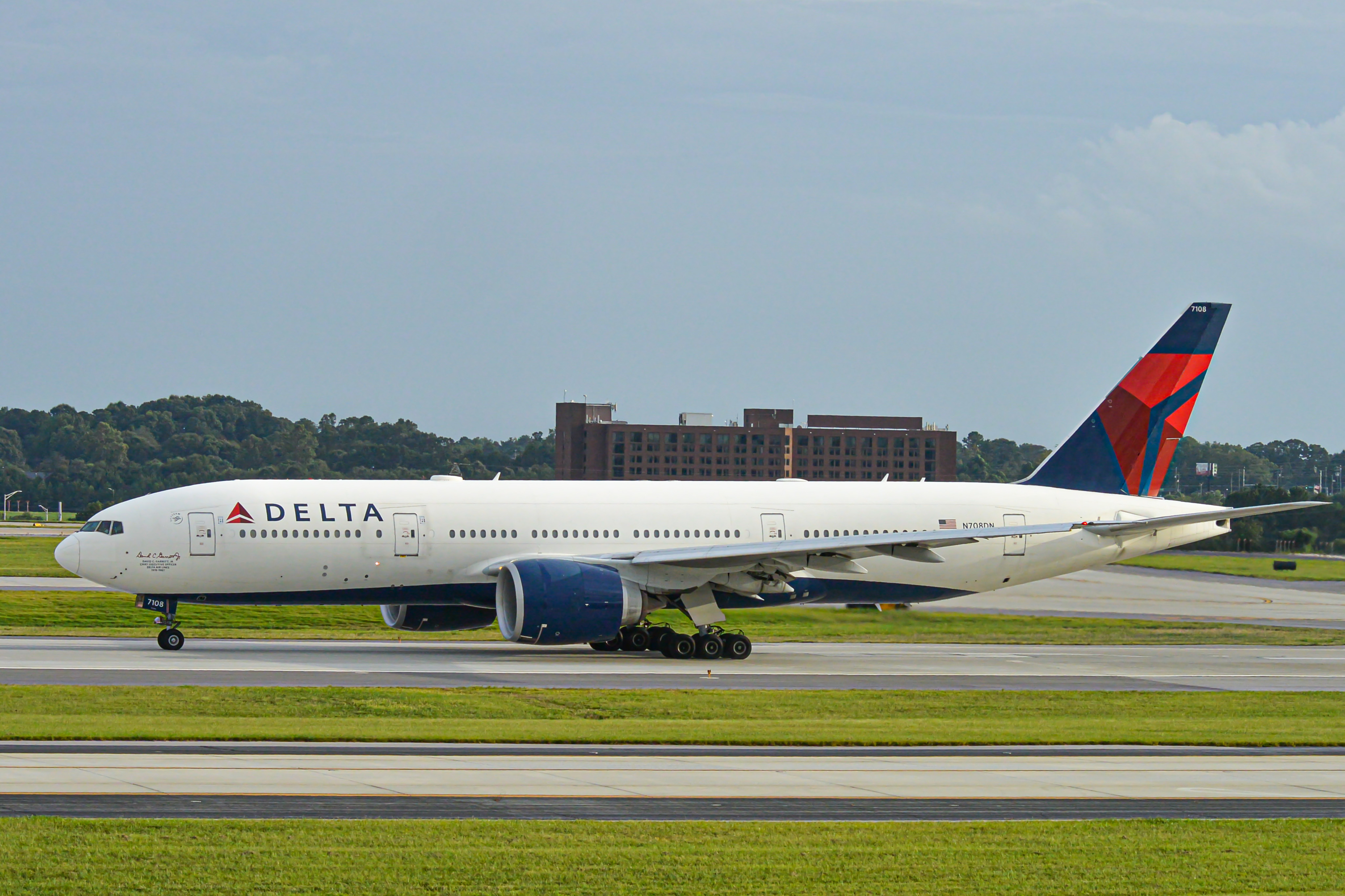 Full size: Delta Airlines Boeing 777-200LR N708DN  at Hartsfield-Jackson Atlanta International Airport