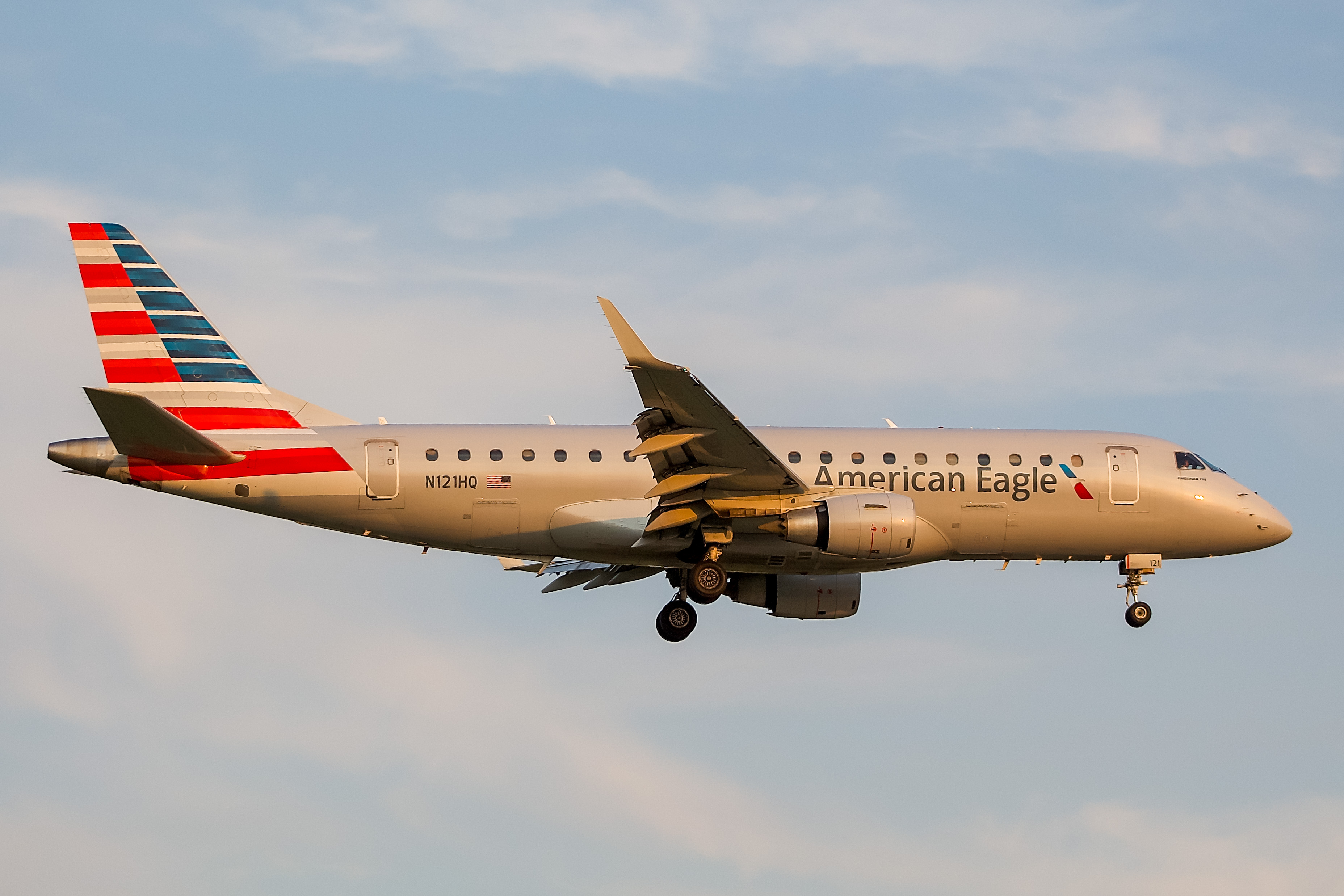 Full size: American Eagle Embraer E170 N121HQ at General Mitchell International Airport