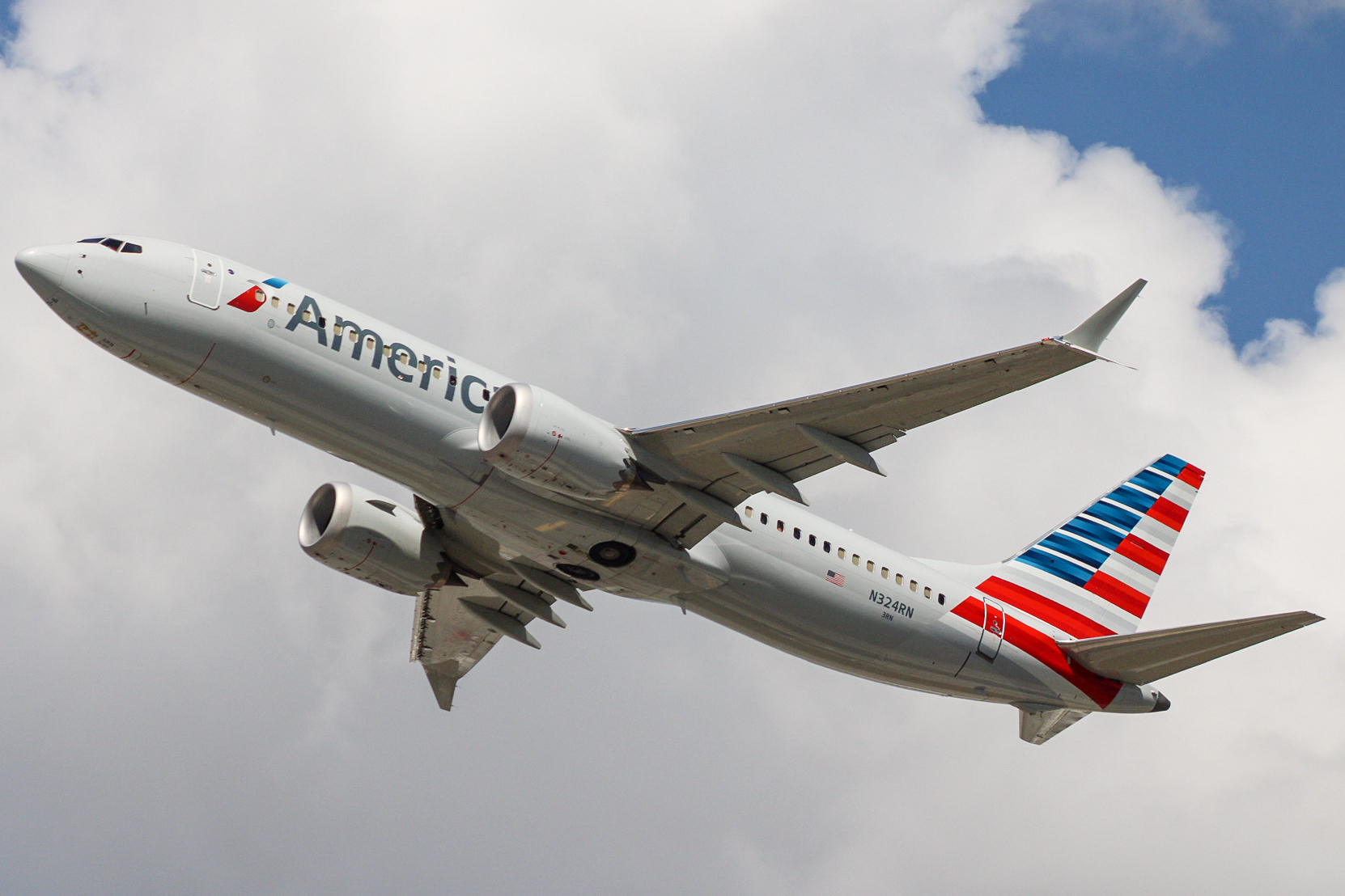 Full size: American Airlines Boeing 737 MAX 8 N324RN at Miami International Airport