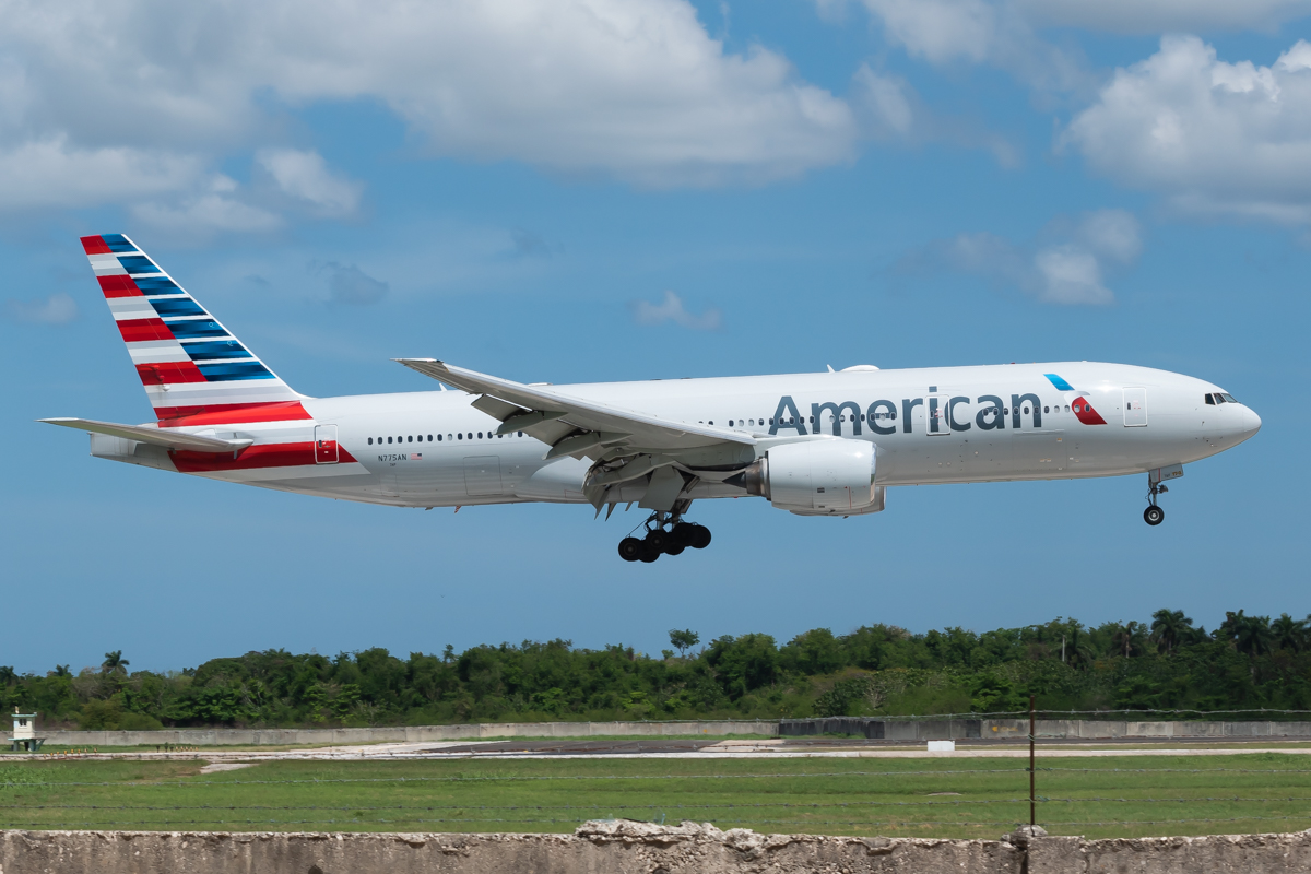 Full size: American Airlines Boeing 777-200ER N775AN at Jose Marti International Airport