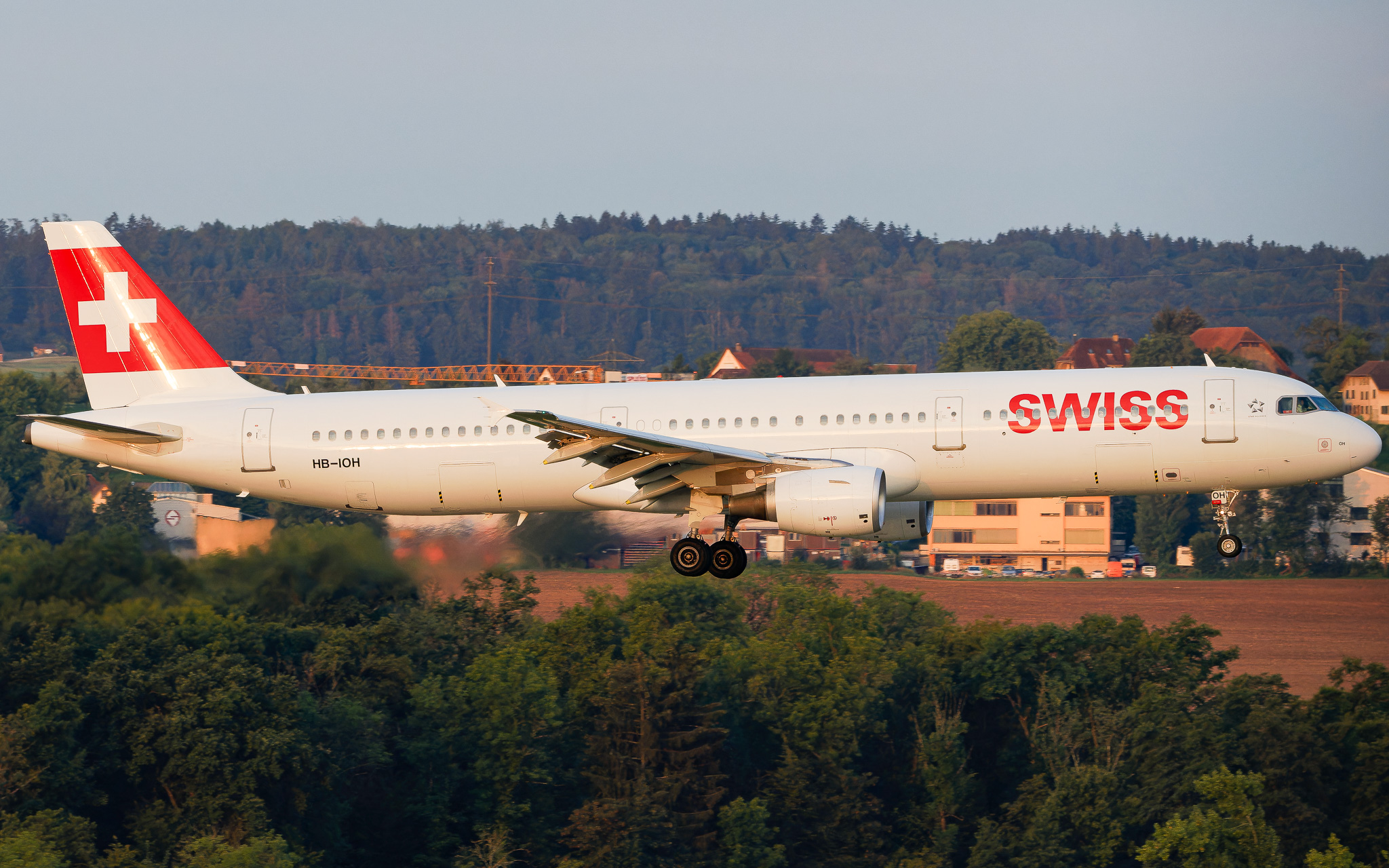 Full size: Swiss International Air Lines Airbus A321-200 HB-IOH at Zurich-Kloten Airport