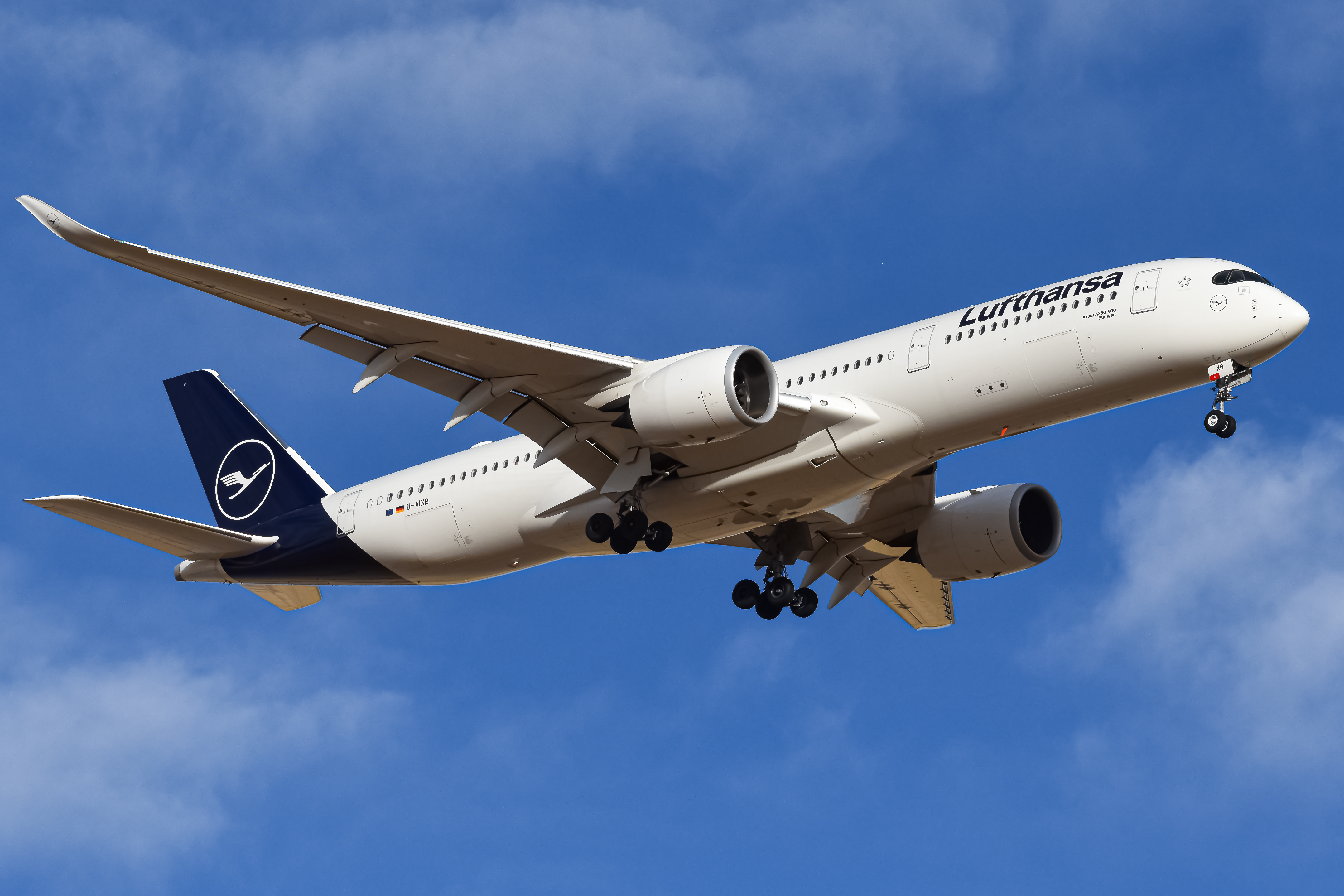 Full size: Lufthansa Airbus A350-900 D-AIXB at Denver International Airport