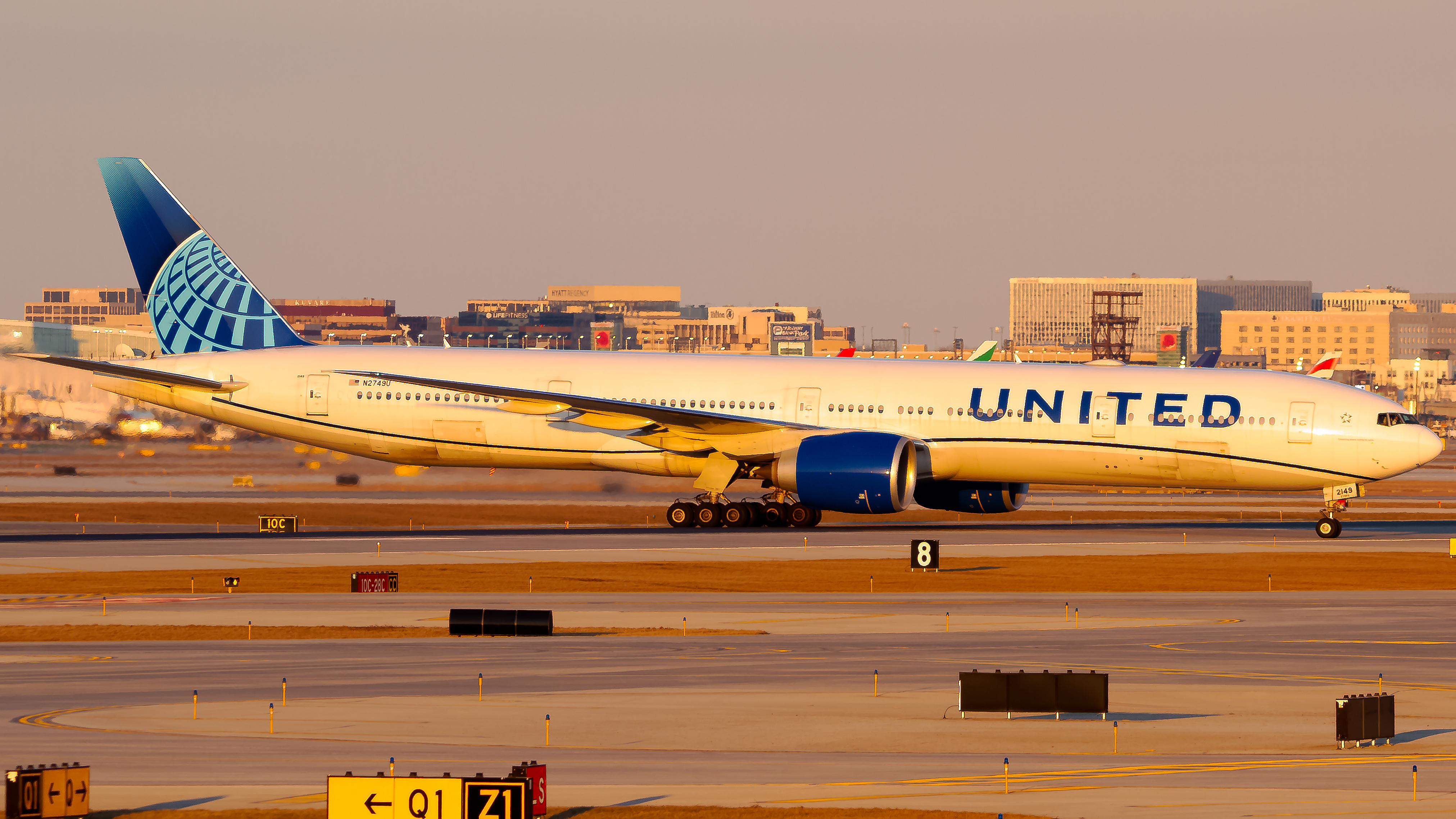 Full size: United Airlines Boeing 777-300ER N2749U at Chicago O'Hare International Airport