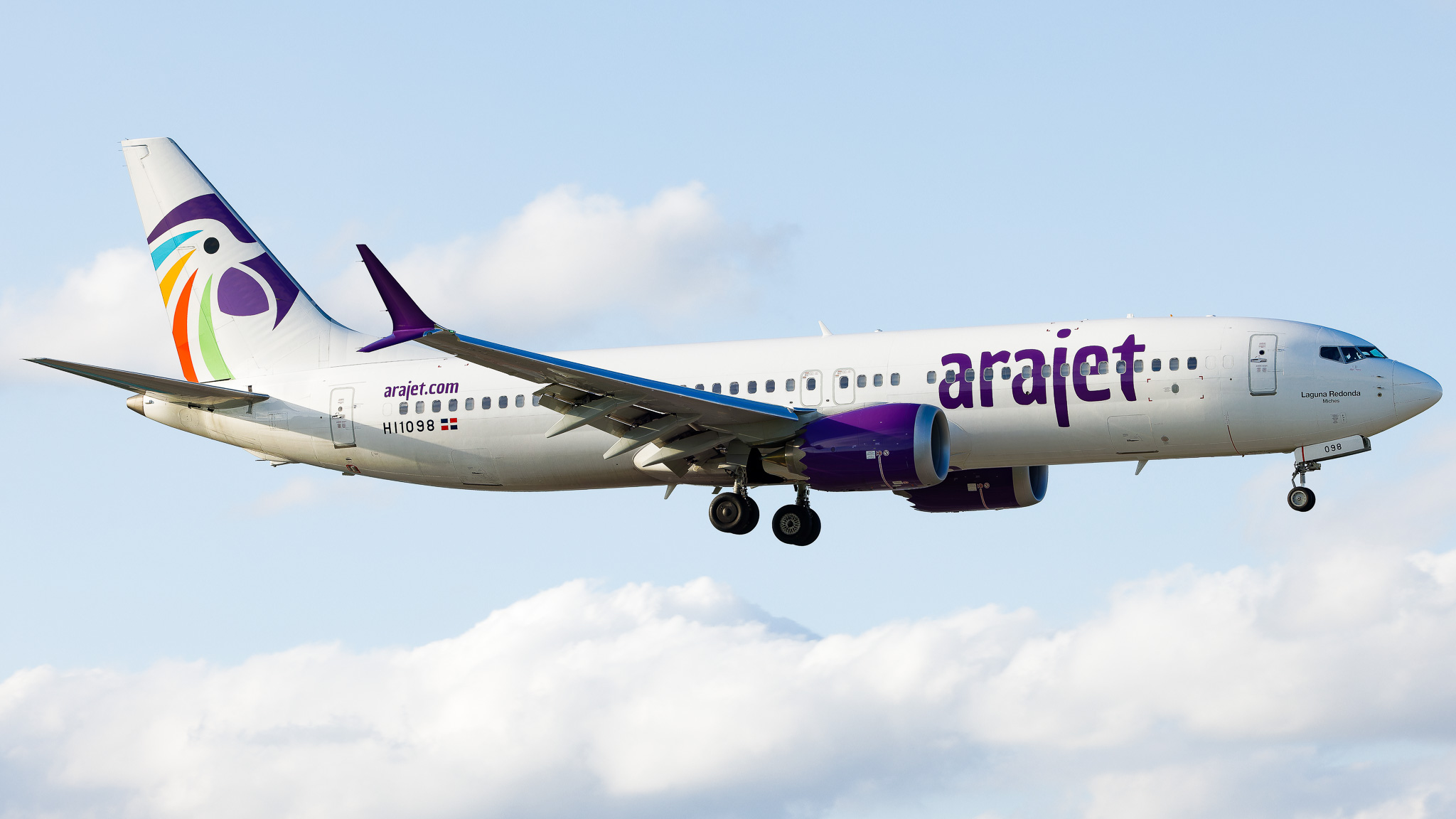 Full size: ARAJET Boeing 737 MAX 8 HI1098 at Miami International Airport