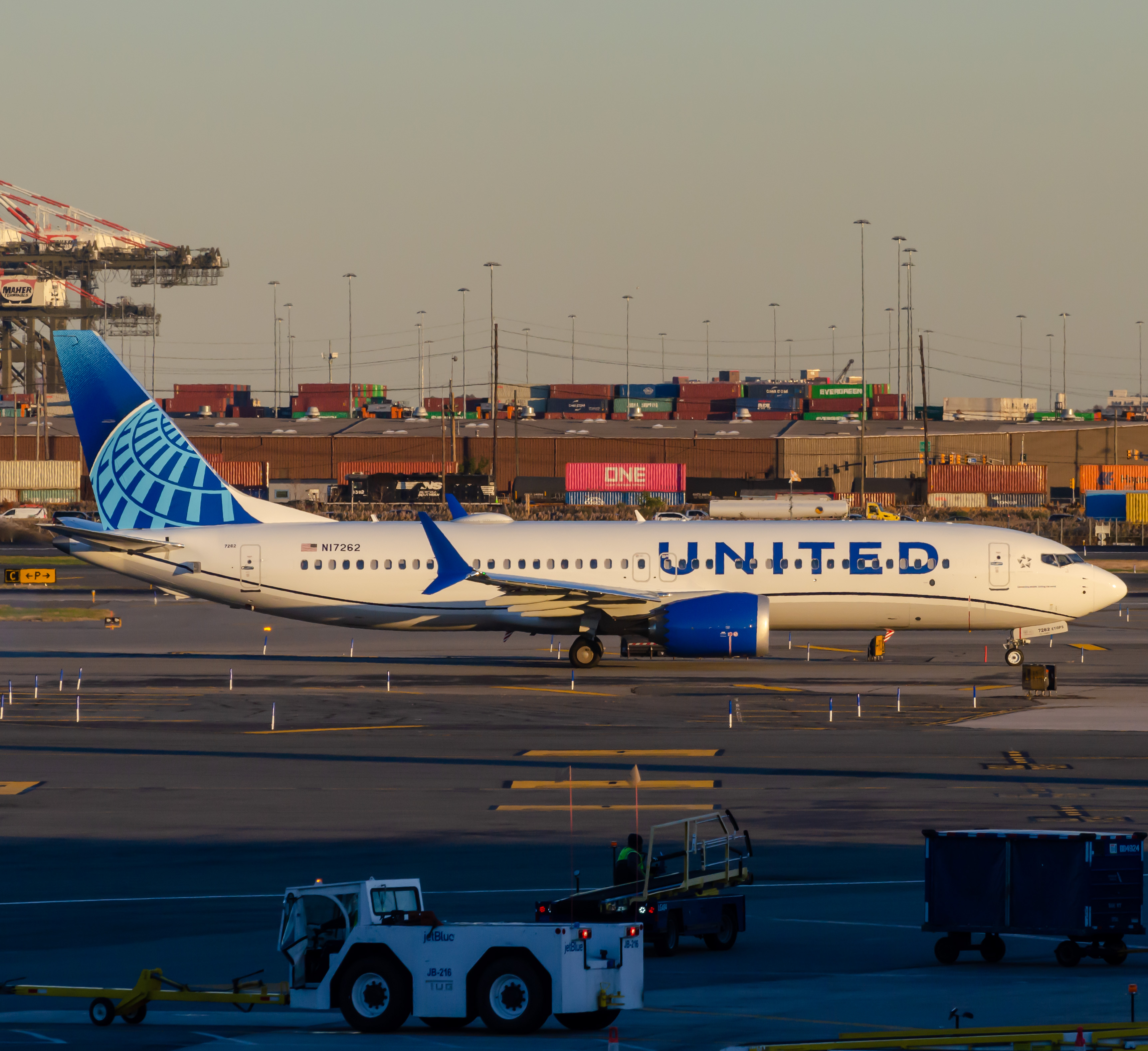 Full size: United Airlines Boeing 737 MAX 8 N17262 at Newark Liberty International Airport