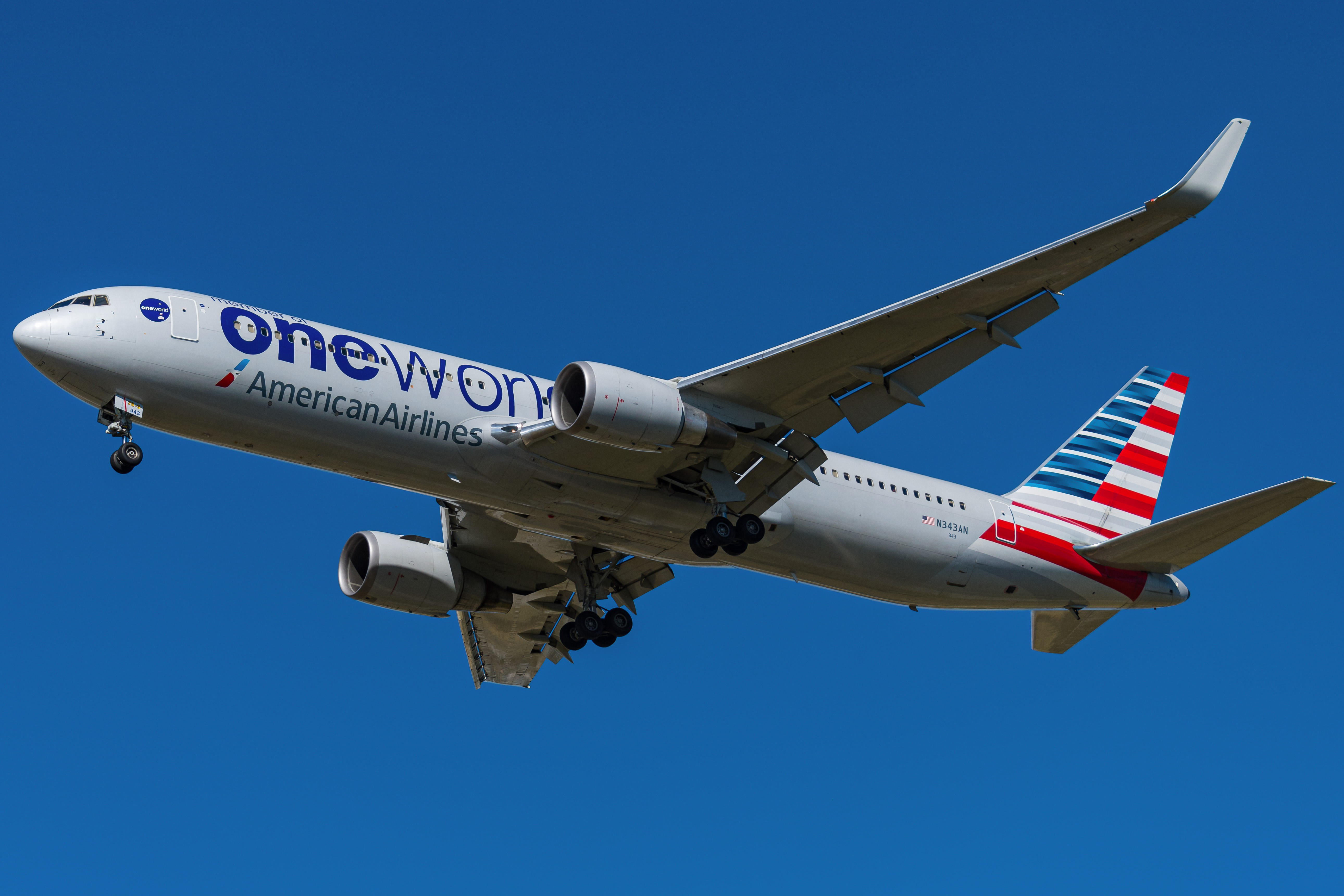 Full size: American Airlines Boeing 767-300ER N343AN at Philadelphia International Airport