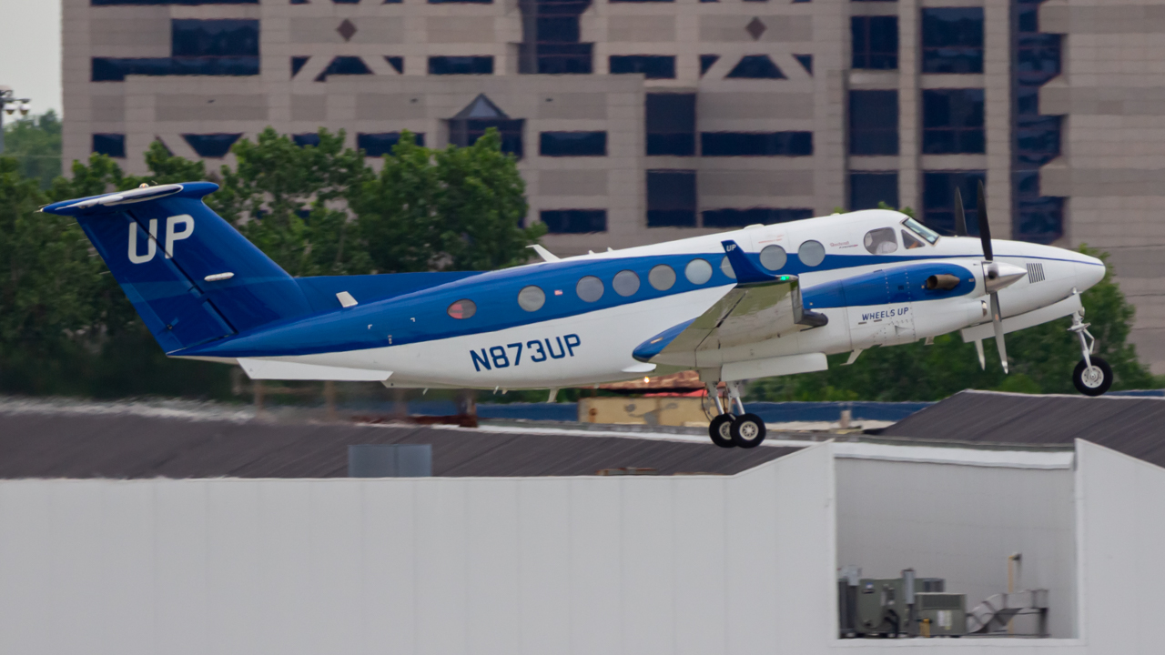 Full size: Wheels Up Beechcraft King Air 350 N873UP at John Glenn Columbus International Airport