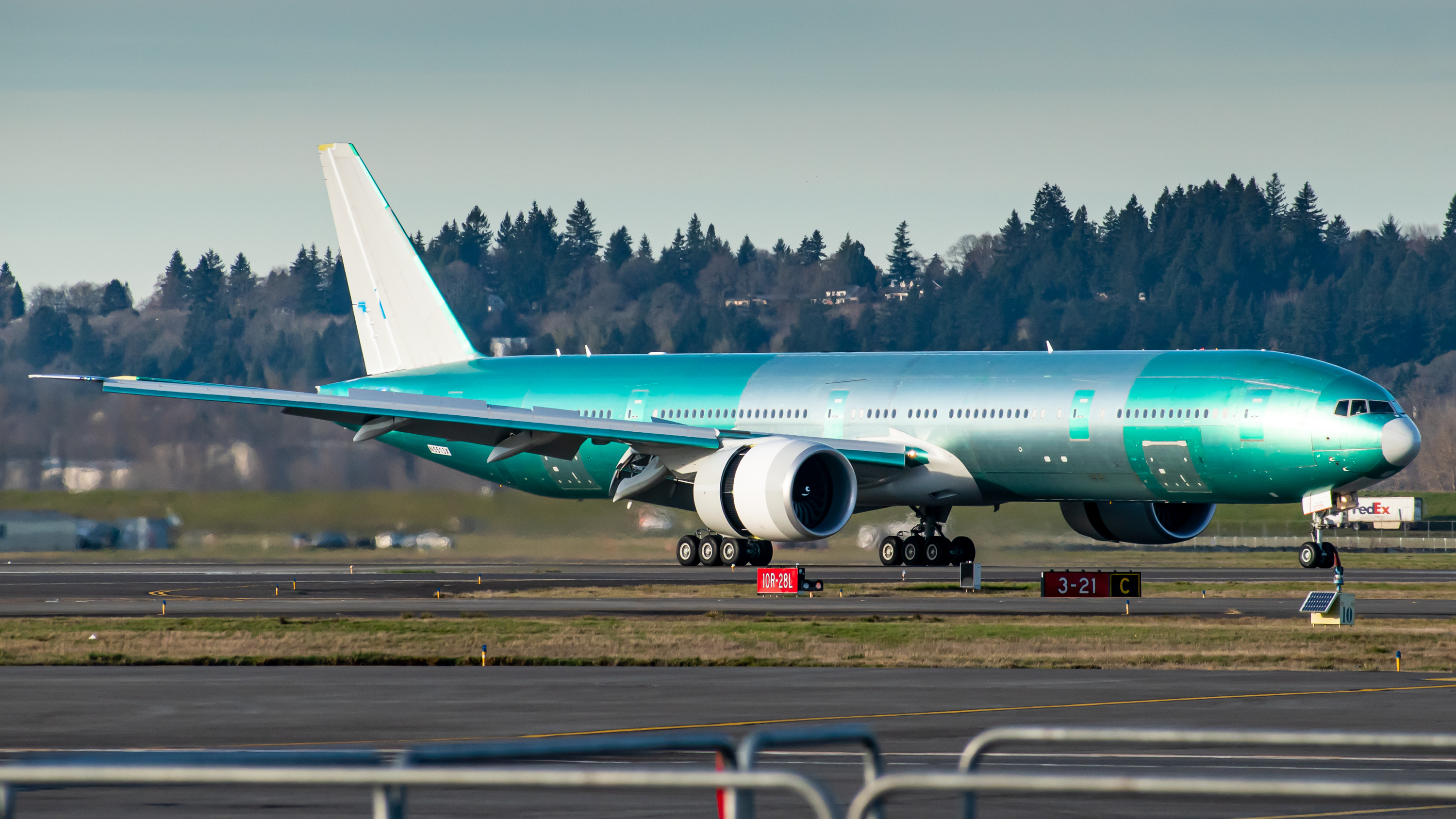 Full size: Boeing Boeing 777-300ER N5513X at Portland International Airport