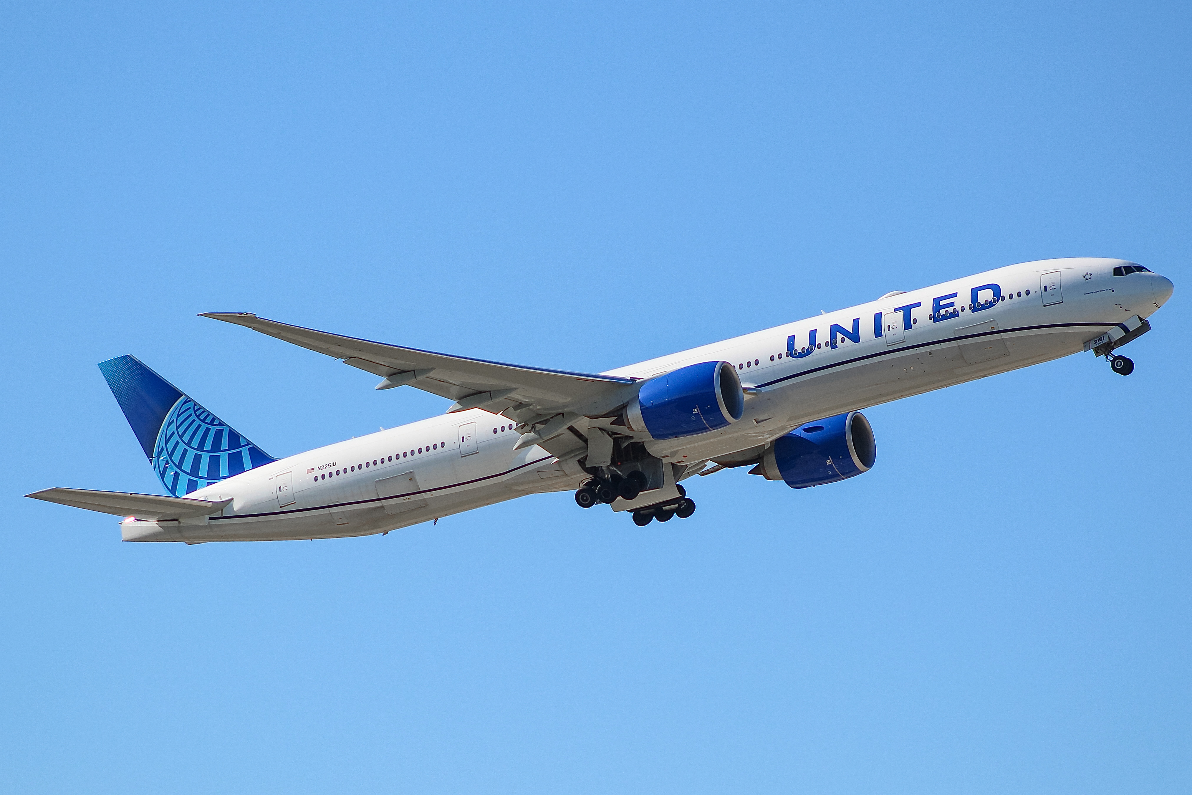 Full size: United Airlines Boeing 777-300ER N2251U at Chicago O'Hare International Airport