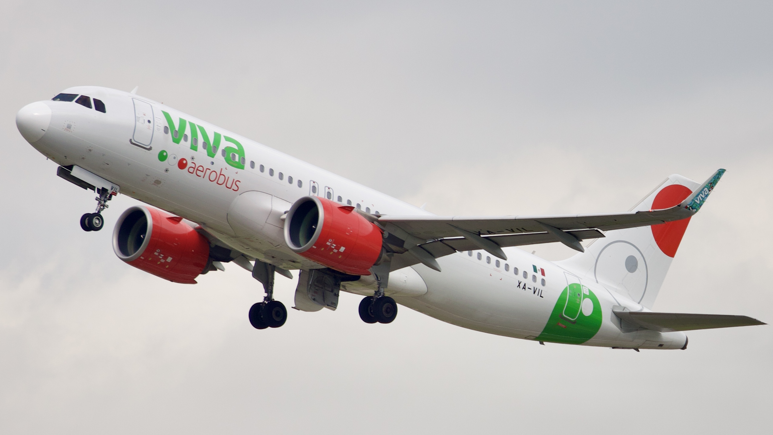 Full size: VivaAerobus Airbus A320NEO XA-VIL at Houston-George Bush Intercontinental Airport