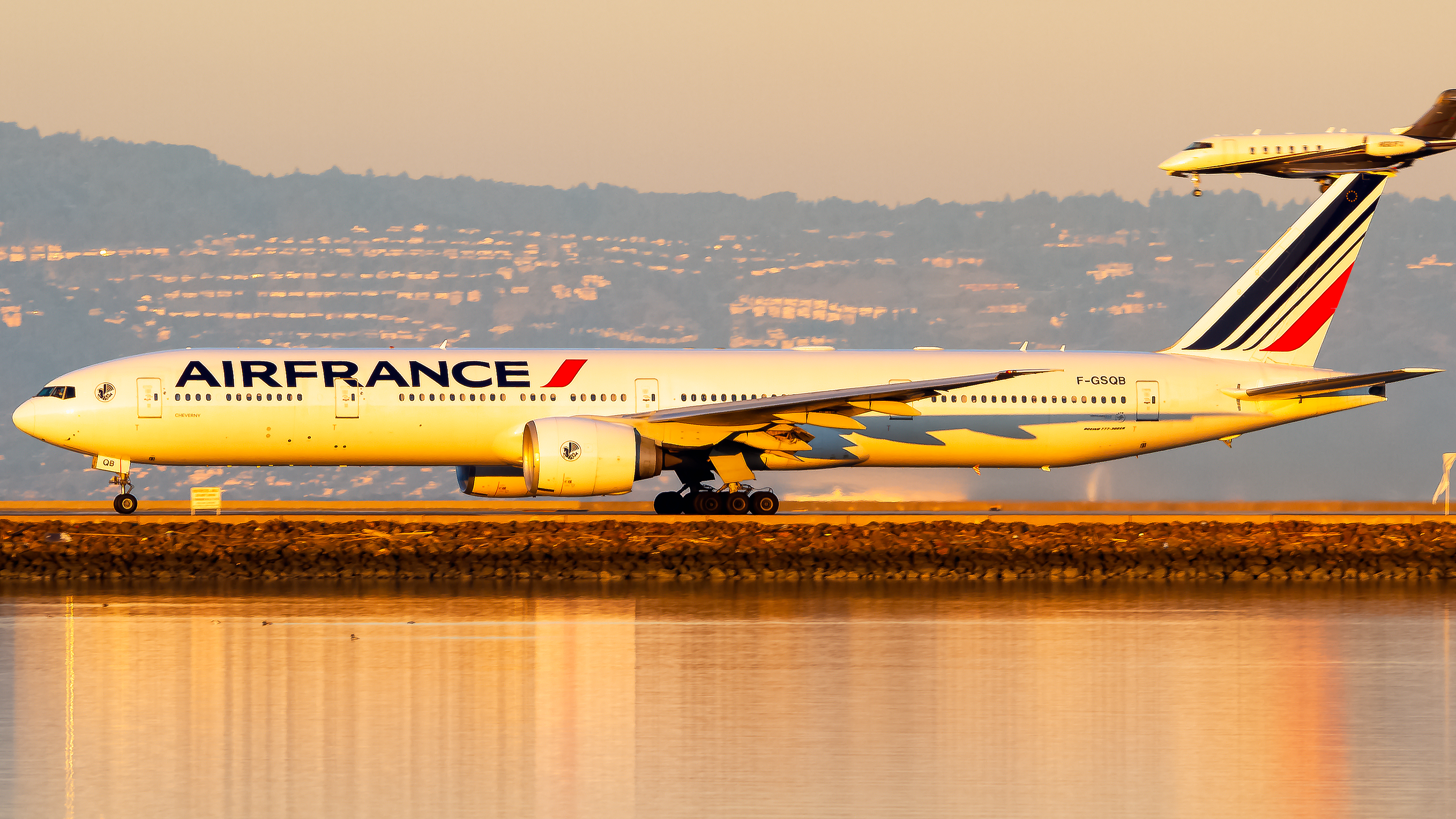 Full size: Air France Boeing 777-300ER F-GSQB at San Francisco International Airport