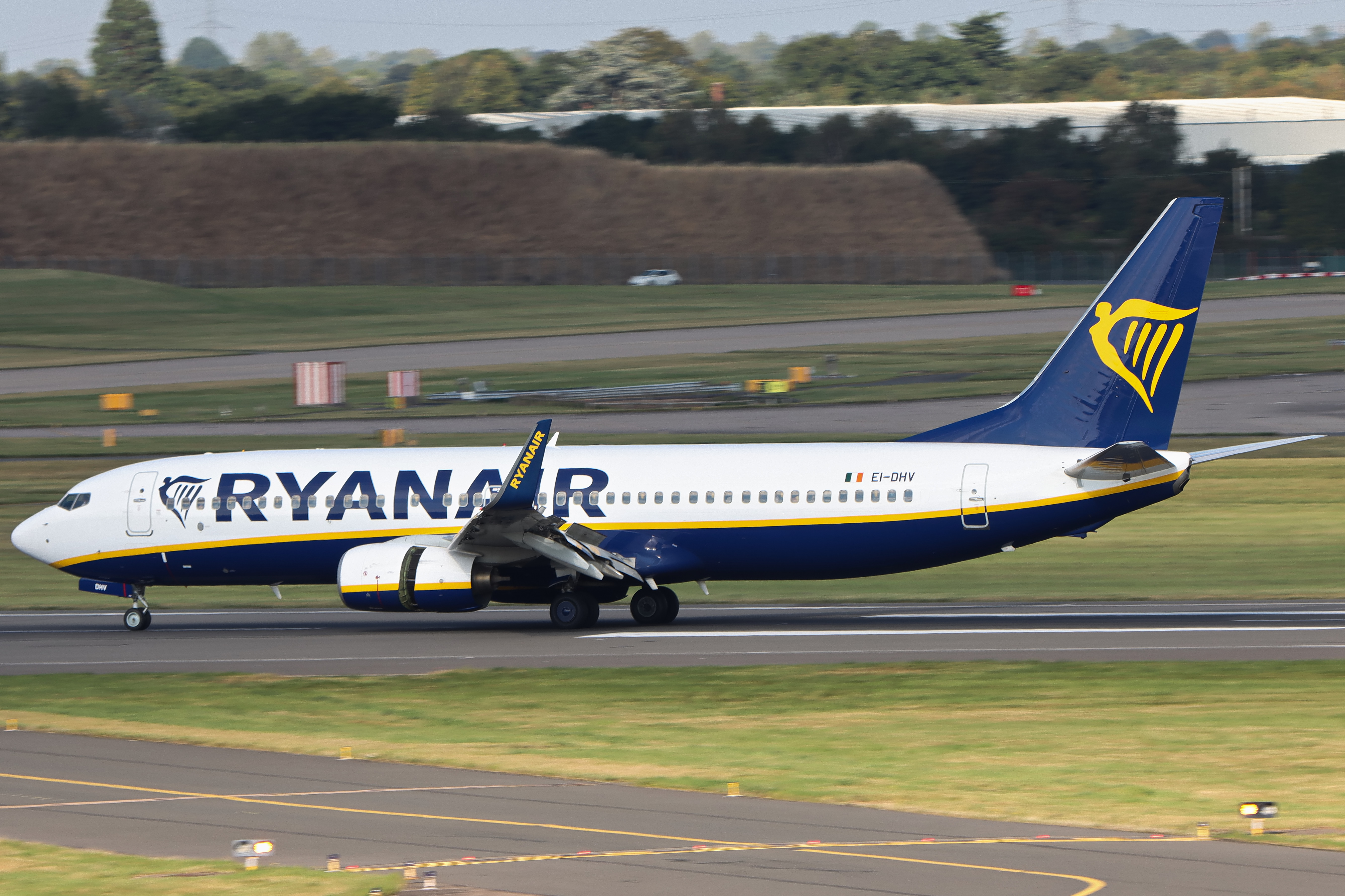 Full size: RyanAir Boeing 737-800 EI-DHV at Birmingham Airport