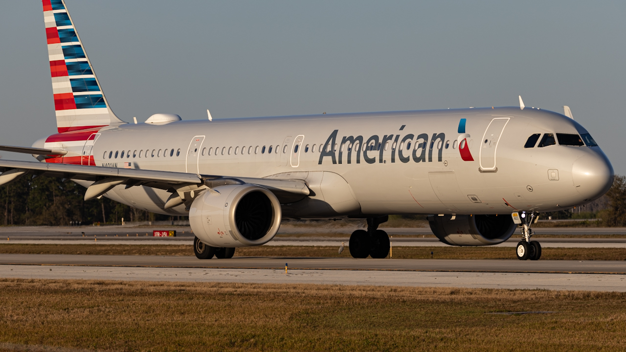 Full size: American Airlines Airbus A321NEO N401AN at Orlando International Airport