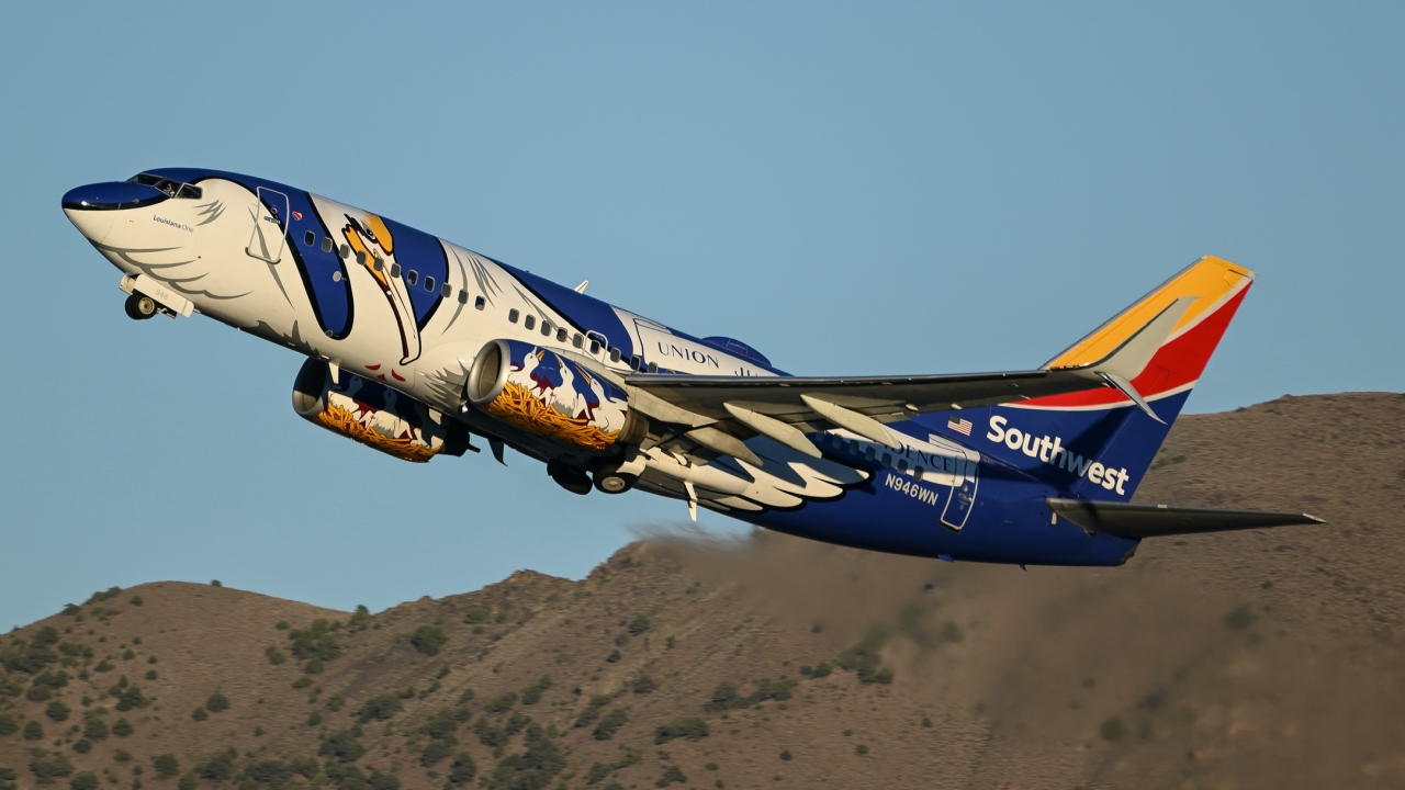 Full size: Southwest Airlines Boeing 737-700 N946WN at Reno/Tahoe International Airport