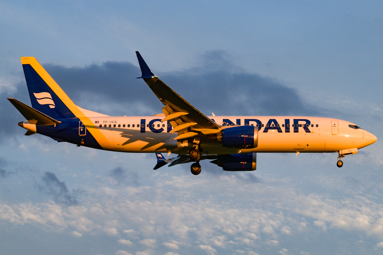 Full size: Icelandair Boeing 737 MAX 8 TF-ICG at Raleigh-Durham International Airport